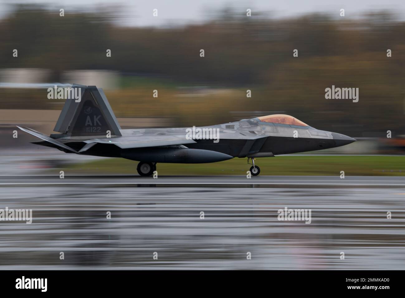 Ein dem 3. Wing zugewiesener F-22 Raptor der US Air Force landet auf der Fluglinie auf der Joint Base Elmendorf-Richardson, Alaska, 20. September 2022. In diesem Jahr jährt sich die F-22 zum 25.. Mal, dass sie Amerika und seinen Verbündeten konsequent die Luftüberlegenheit der fünften Generation bietet. Stockfoto