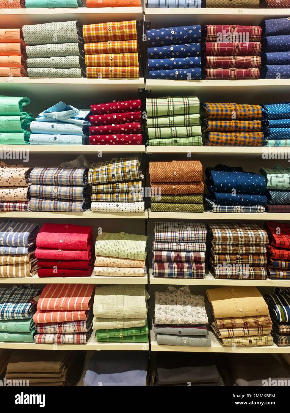 Indische Männer die neuesten Mode-Shirts im Ausstellungsladen auf dem Markt, traditionelle Kleidung für Männer Indien. Stockfoto