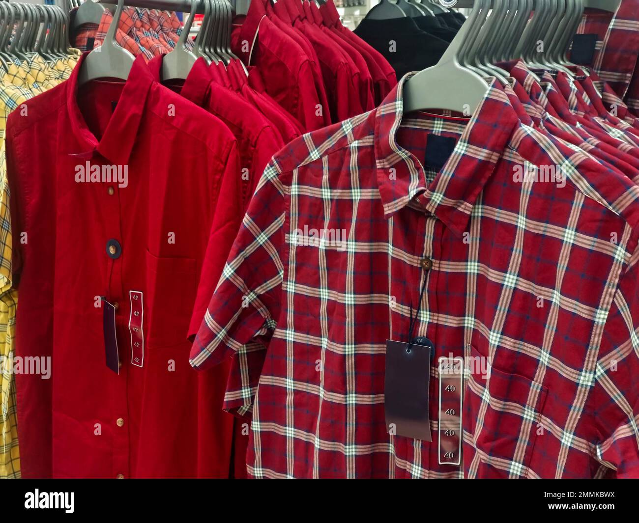 Indische Männer die neuesten Mode-Shirts im Ausstellungsladen auf dem Markt, traditionelle Kleidung für Männer Indien. Stockfoto