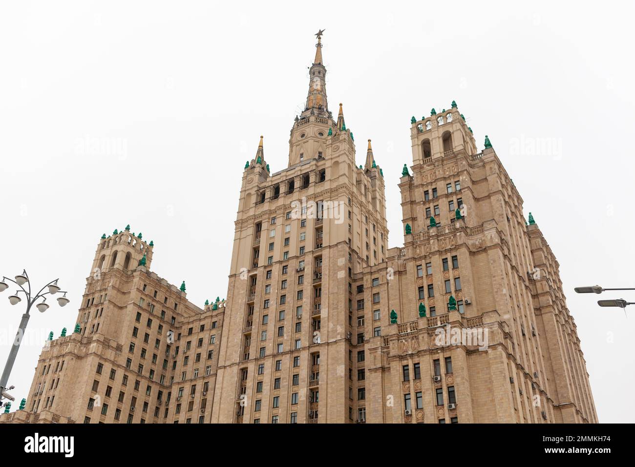 29.11.2022. Moskau Russland. Wohngebäude auf dem Kudrinskaya-Platz in Moskau. Stalins Wolkenkratzer. Stadtgebäude, Wohngebäude und Wohngebäude Stockfoto