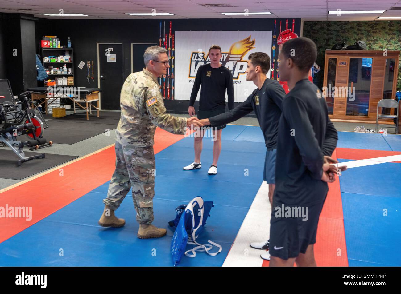 Oberst Matthew Kelly, Befehlshaber des Army Enviromental Command, trifft sich mit Taekwondo Soldier-Athleten beim World Class Athlete Program, 20. September 2022, Fort Carson, Colorado. Der Besuch ermöglichte es hochrangigen Führungskräften, sich mit Soldaten zu beschäftigen, Toureinrichtungen zu besuchen und Praktiken zu beobachten. Stockfoto