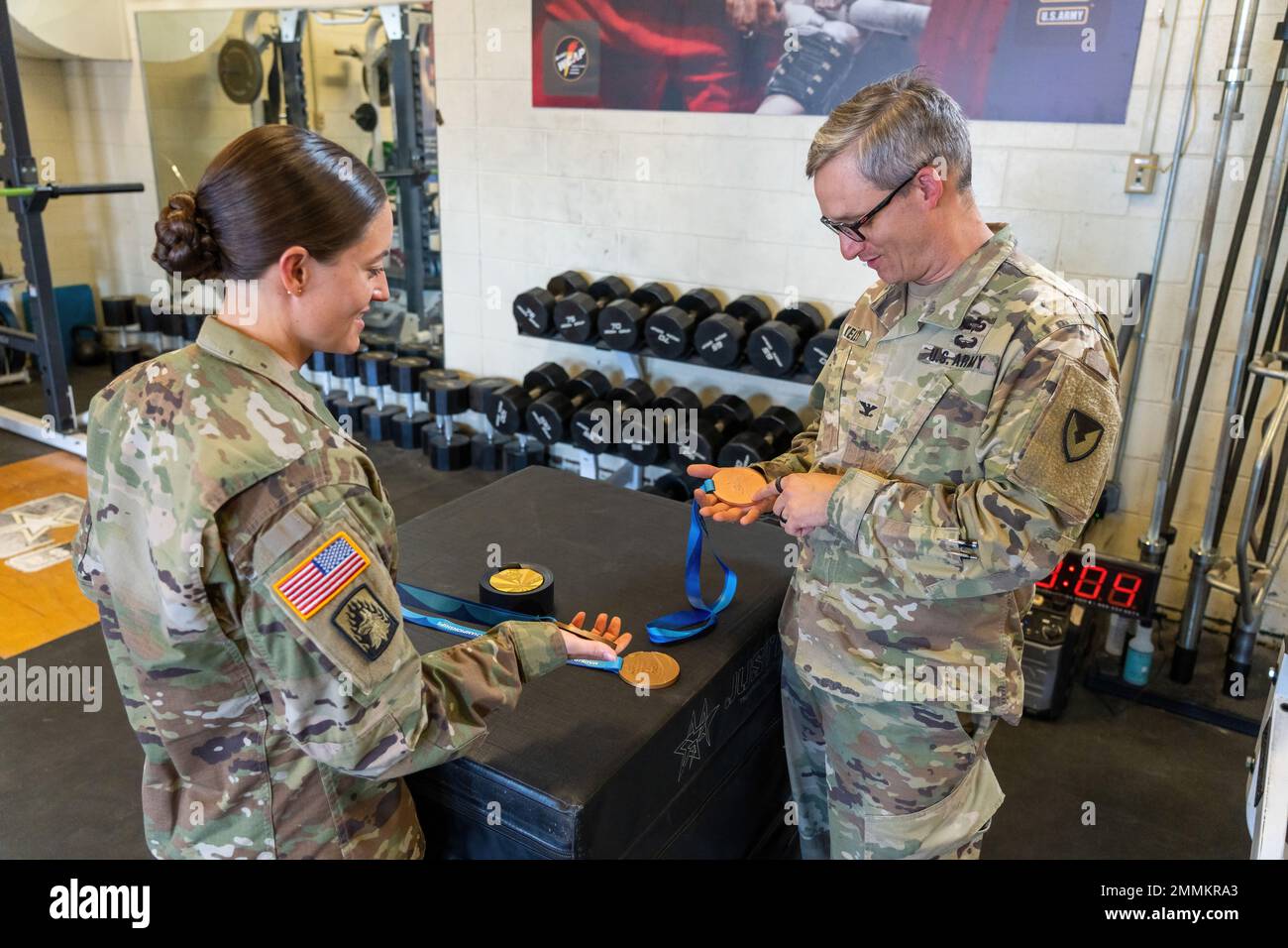 Sgt. 1. Klasse Elizabeth Marks, ein Paralympischer Schwimmer-Soldat, der dem World Class Athlete Program zugeteilt wurde, zeigt Oberst Matthew Kelly, Commander, Army Environmental Command, ihre Goldmedaille aus den Paralympischen Spielen 2020 in Tokio, 20. September 2022. Marks, ein fünfmaliger Paralympischer Medaillengewinner, ist der am meisten dekorierte Athlet in der Geschichte des Weltklasse-Athleten-Programms. Stockfoto