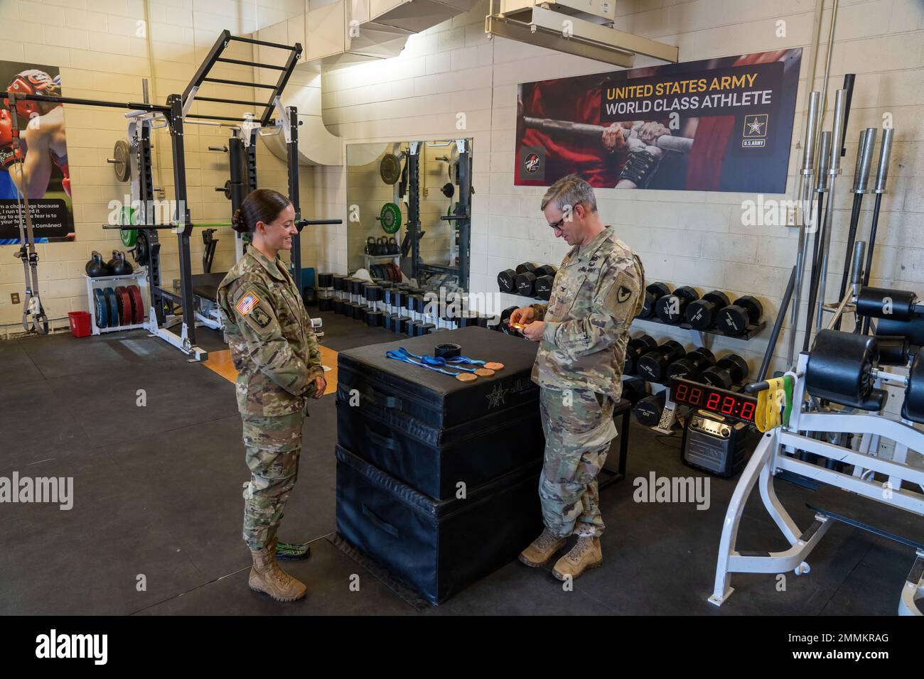 Sgt. 1. Klasse Elizabeth Marks, ein Paralympischer Schwimmer-Soldat, der dem World Class Athlete Program zugeteilt wurde, zeigt Oberst Matthew Kelly, Commander, Army Environmental Command, ihre Goldmedaille aus den Paralympischen Spielen 2020 in Tokio, 20. September 2022. Marks, ein fünfmaliger Paralympischer Medaillengewinner, ist der am meisten dekorierte Athlet in der Geschichte des Weltklasse-Athleten-Programms. Stockfoto