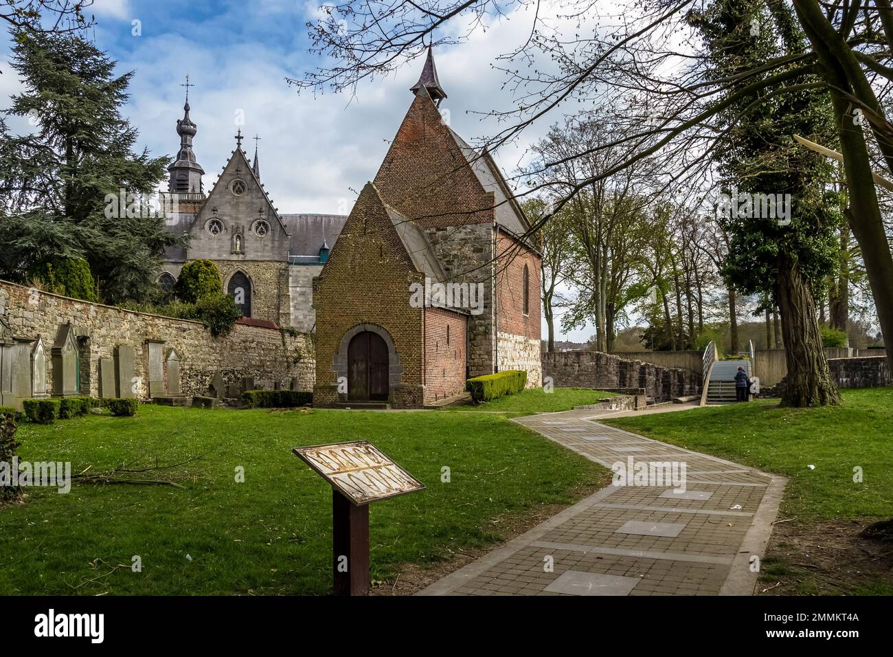 Architektonische Details der Saint-Ursmer-Kollegialkirche in Binche in der belgischen Provinz Hennegau. Das größtenteils gotische Gebäude Stockfoto