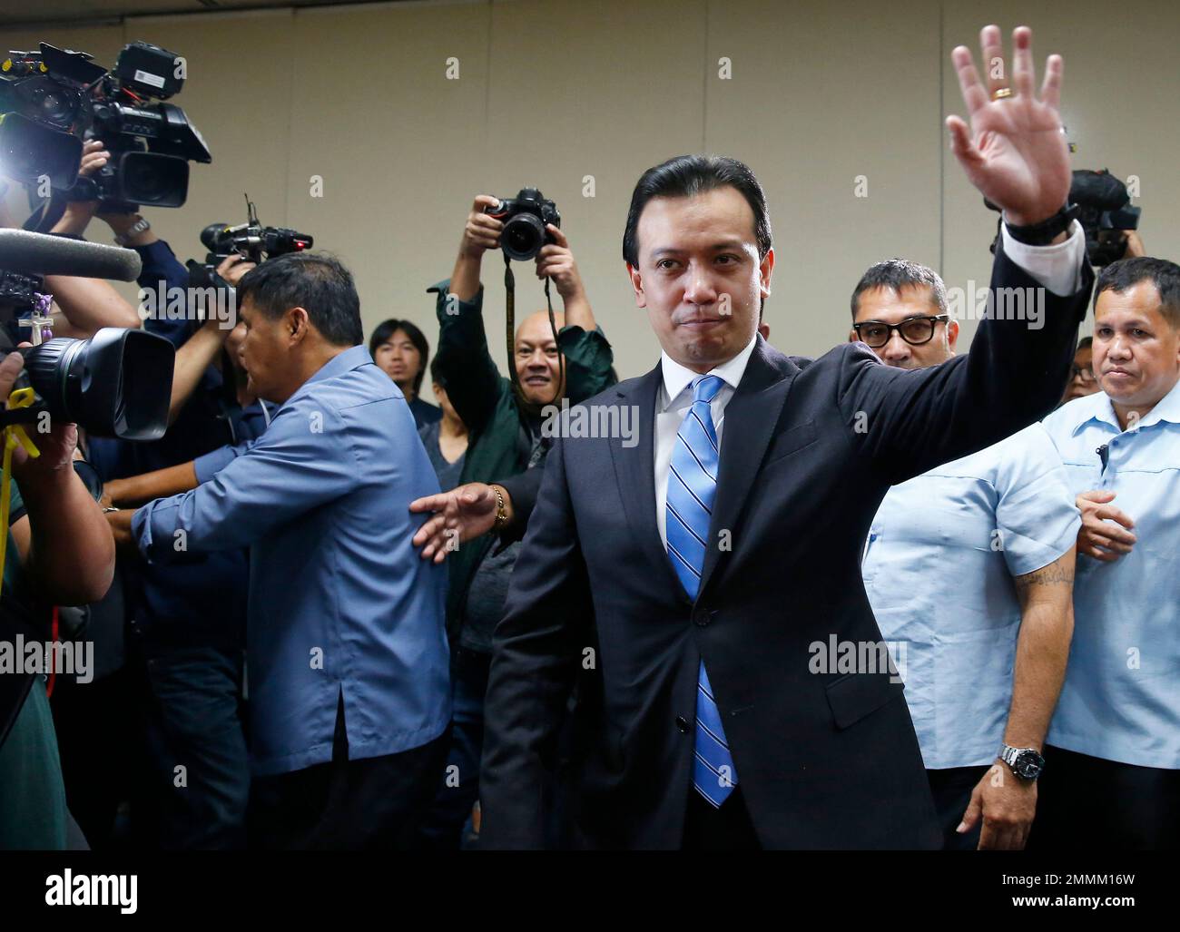 Philippine opposition Sen. Antonio Trillanes IV waves to supporters as he continues to be holed up in the Philippine Senate Wednesday, Sept. 5, 2018 in suburban Pasay city, south of Manila, Philippines. Sen. Trillanes, who is the president's fiercest critic in Congress has remained holed up in the Senate to avoid what he considers an illegal arrest after the president voided his amnesty as a rebel military officer. (AP Photo/Bullit Marquez) Stockfoto