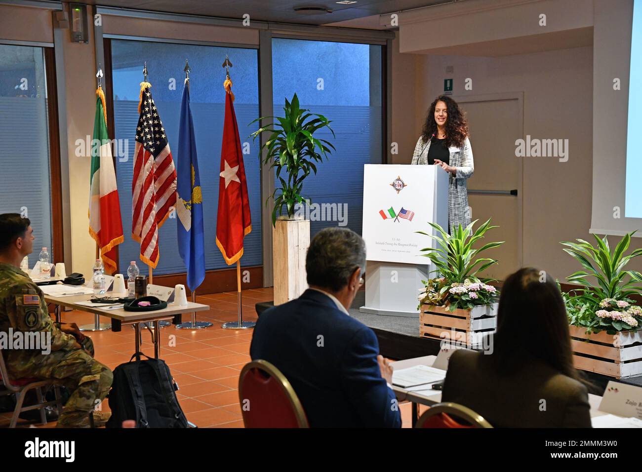 Jenna Snow, Leiterin des integrierten Ausbildungsgebietsmanagements der US Army Europe and Africa, Training Support Activity Europe, 7. das Army Training Command spricht Mitglieder der Provinz Pordenone und Udine, des regionalen Militärkommandos Italiens, des US-Konsulats Mailand politisch-ökonomisch, der US-Luftwaffe, die auf der Aviano Airbase stationiert ist, U.S. Ljubljana Office of Defense Cooperation, Slovenian Delegation, U.S. Army Southern European Task Force, Africa und die 173. Airborne Brigade, während des Sustainable Training Area Management Workshop, Udine, Italien, 20. September 2022. Natura 2000 ist ein Netzwerk Stockfoto