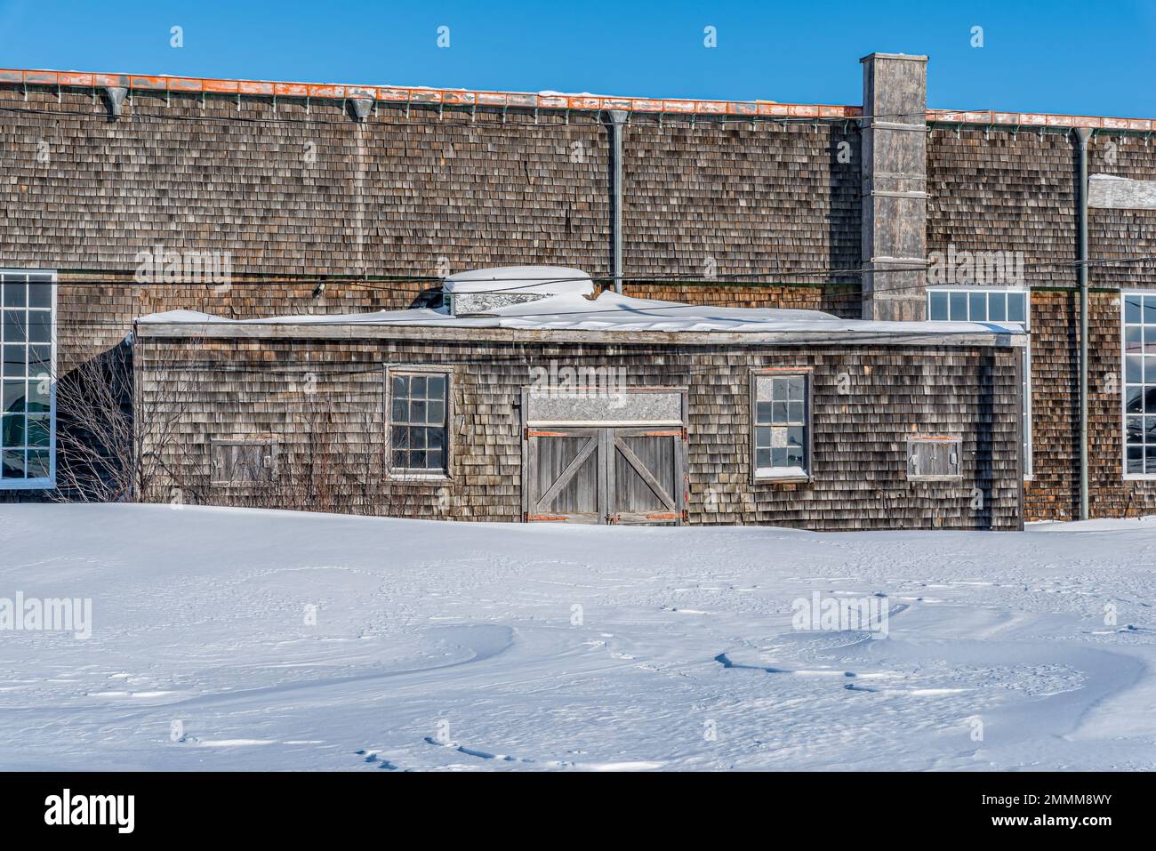 Swift Current, SK, Kanada- 6. März 2022: Hangar No. 6, Gebäude aus dem Alten Weltkrieg im Schnee im Swift Current, Flughafen Saskatchewan Stockfoto