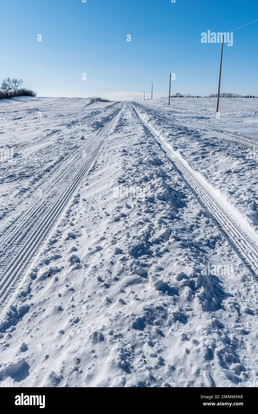 Das Fahrzeug führt durch tiefen Schnee auf einer Landstraße in Saskatchewan, Kanada Stockfoto