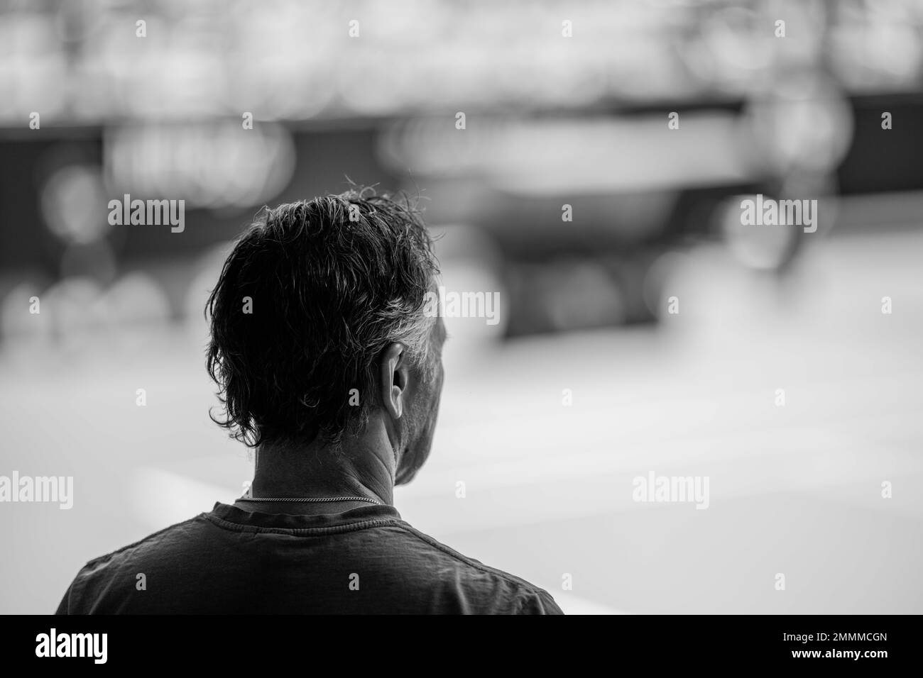 Tennisfan, der ein Tennisspiel im australian Open beim Essen und Trinken beobachtet Stockfoto