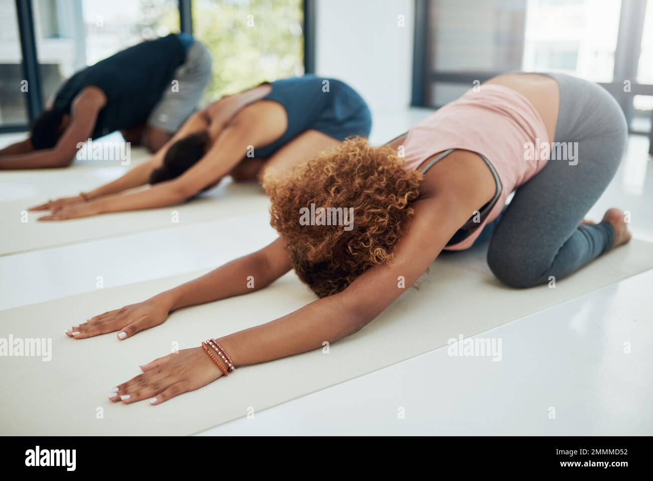 Yoga ist die Poesie der Bewegung. Eine Gruppe von Leuten, die Yoga machen. Stockfoto