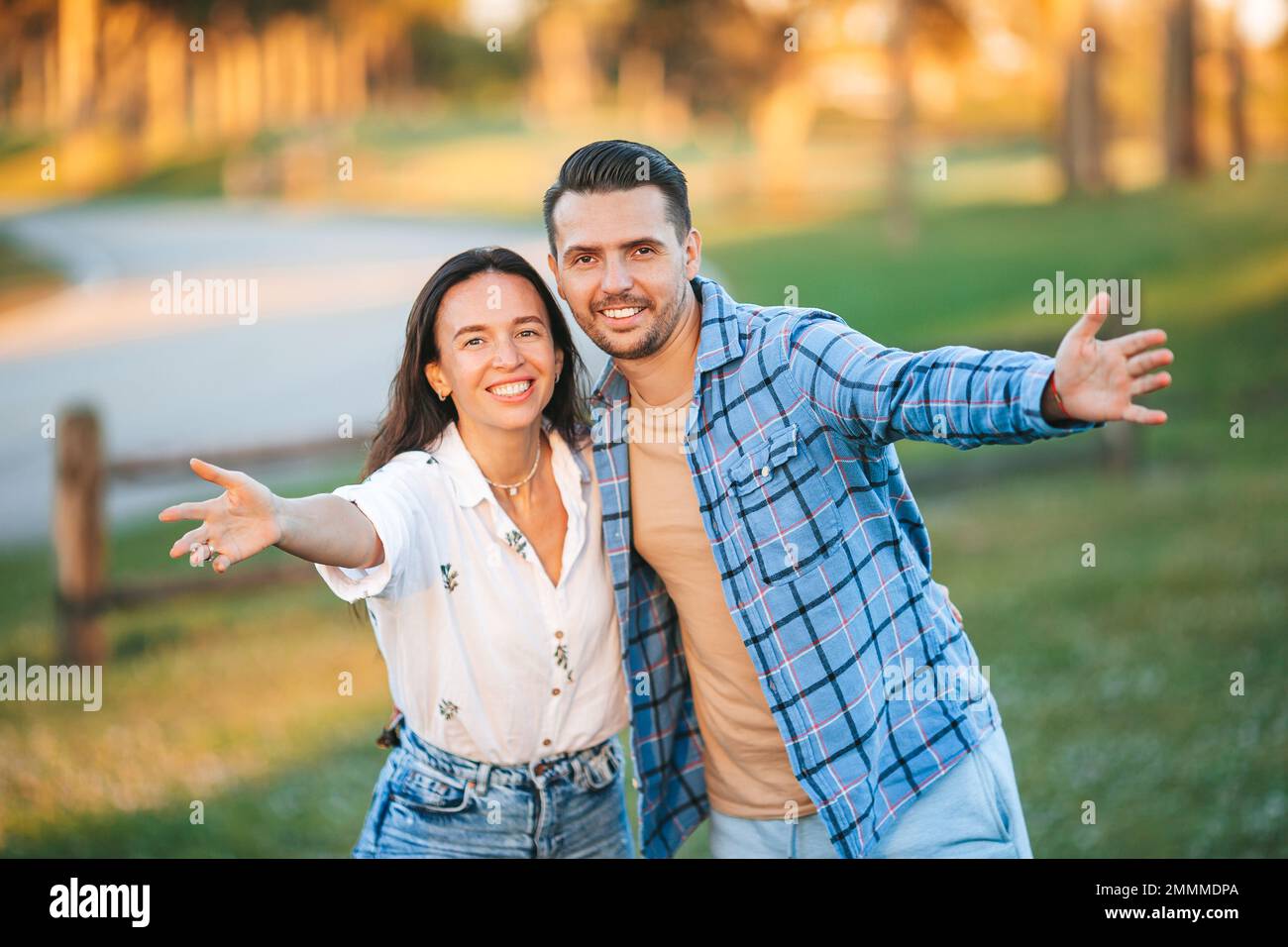 Porträt eines glücklichen Paares im Park am Sommertag im Freien Stockfoto