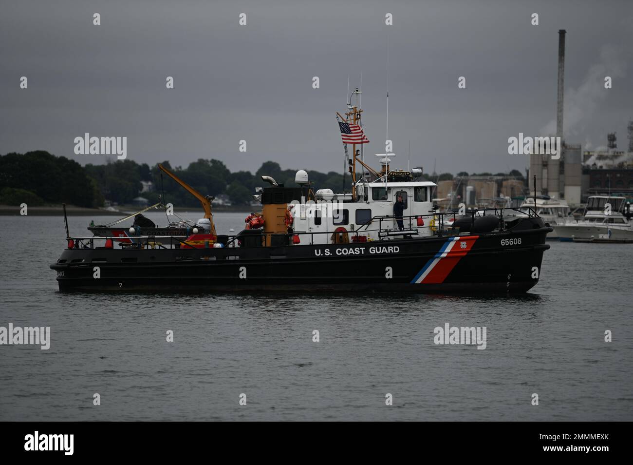 Der Coast Guard Cutter Pendant (WYTL-65608) ist ein 65' kleiner Hafenschlepper, der von der US-Küstenwache am 20,2022. September in Boston, Ma, für Such- und Rettungsaktionen, Strafverfolgungsbehörden, Navigationshilfen und leichtes Eisbrechen eingesetzt wird. Die Schlepper sind in der Lage, 18 Zoll (0,46 m) Eis mit Vortrieb und 21 Zoll (0,53 m) Eisrücken und -Stampfen zu brechen. Stockfoto