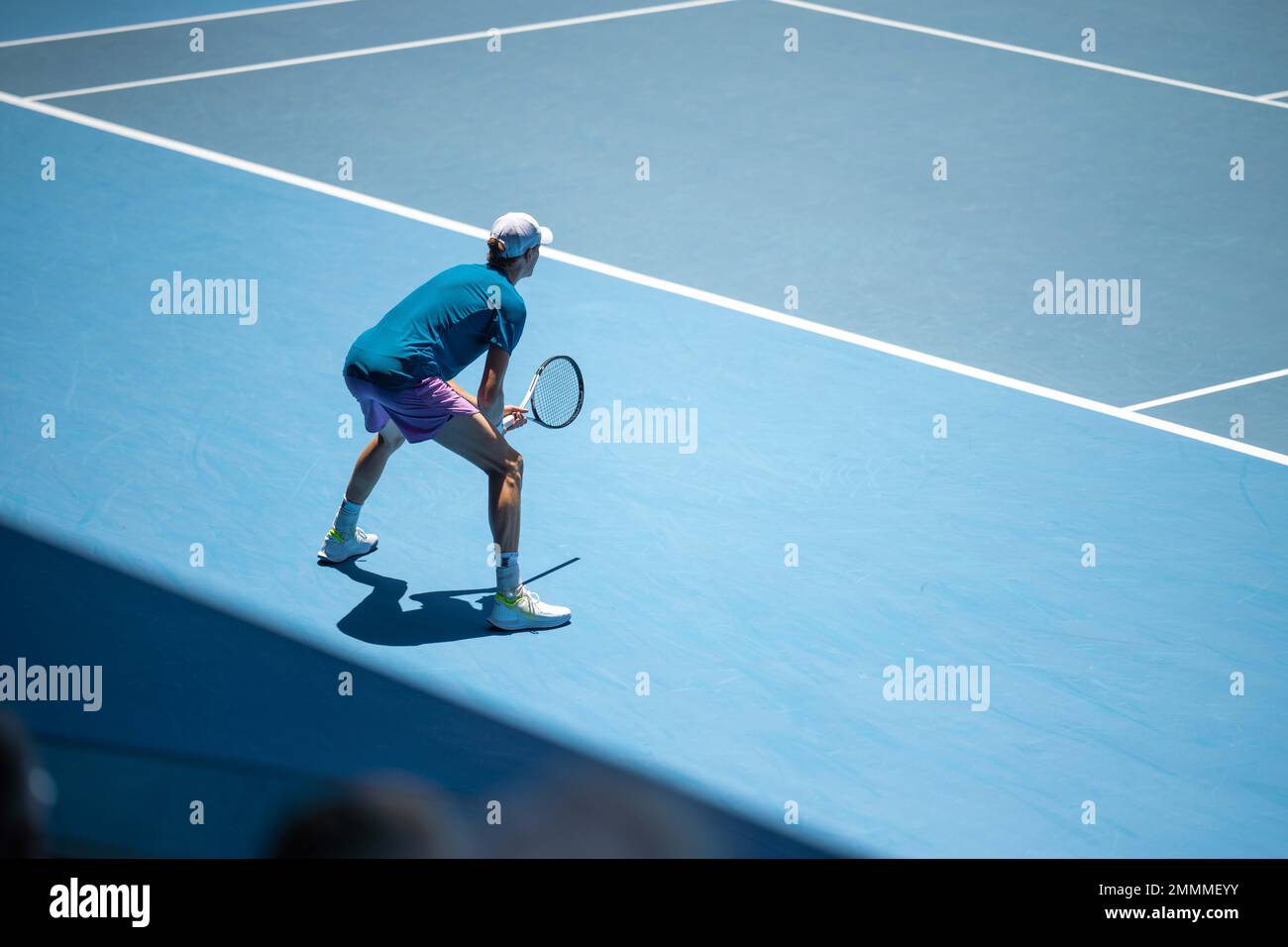 Tennisfan, der ein Tennisspiel im australian Open beim Essen und Trinken beobachtet Stockfoto