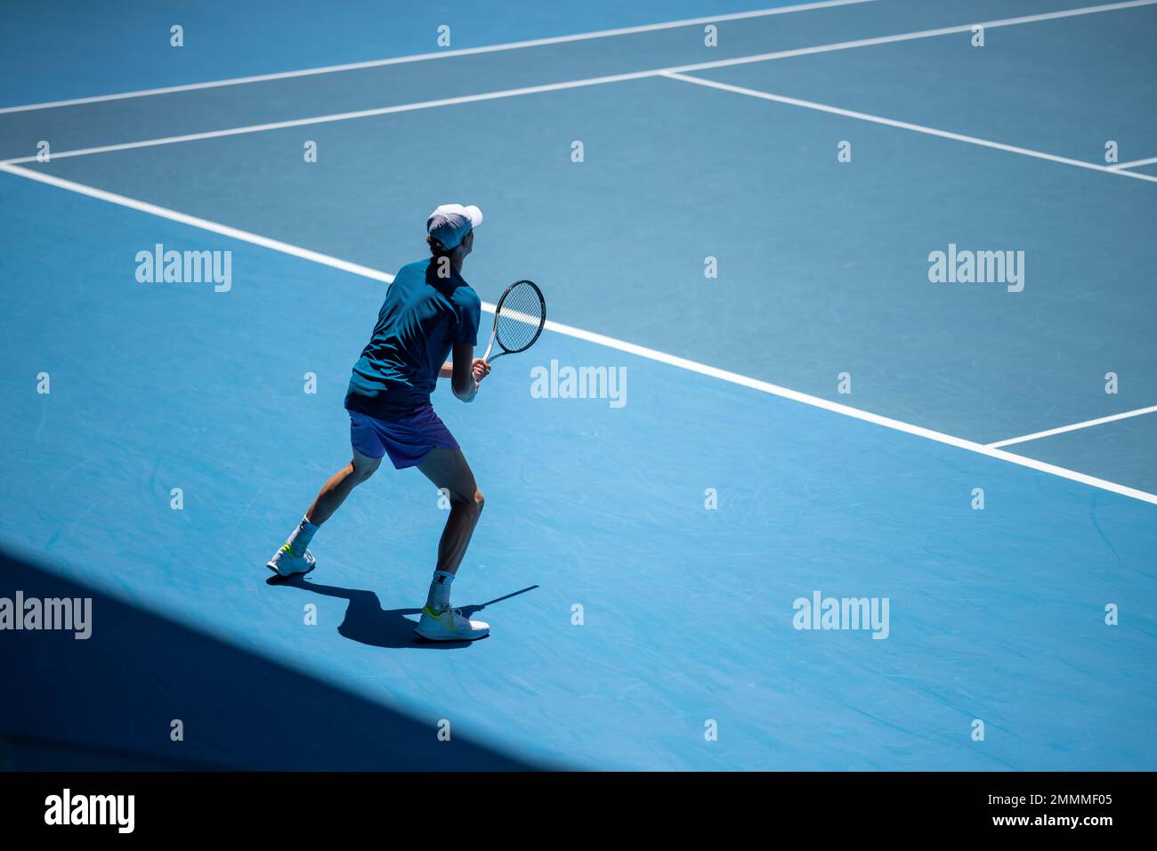 Tennisfan, der ein Tennisspiel im australian Open beim Essen und Trinken beobachtet Stockfoto