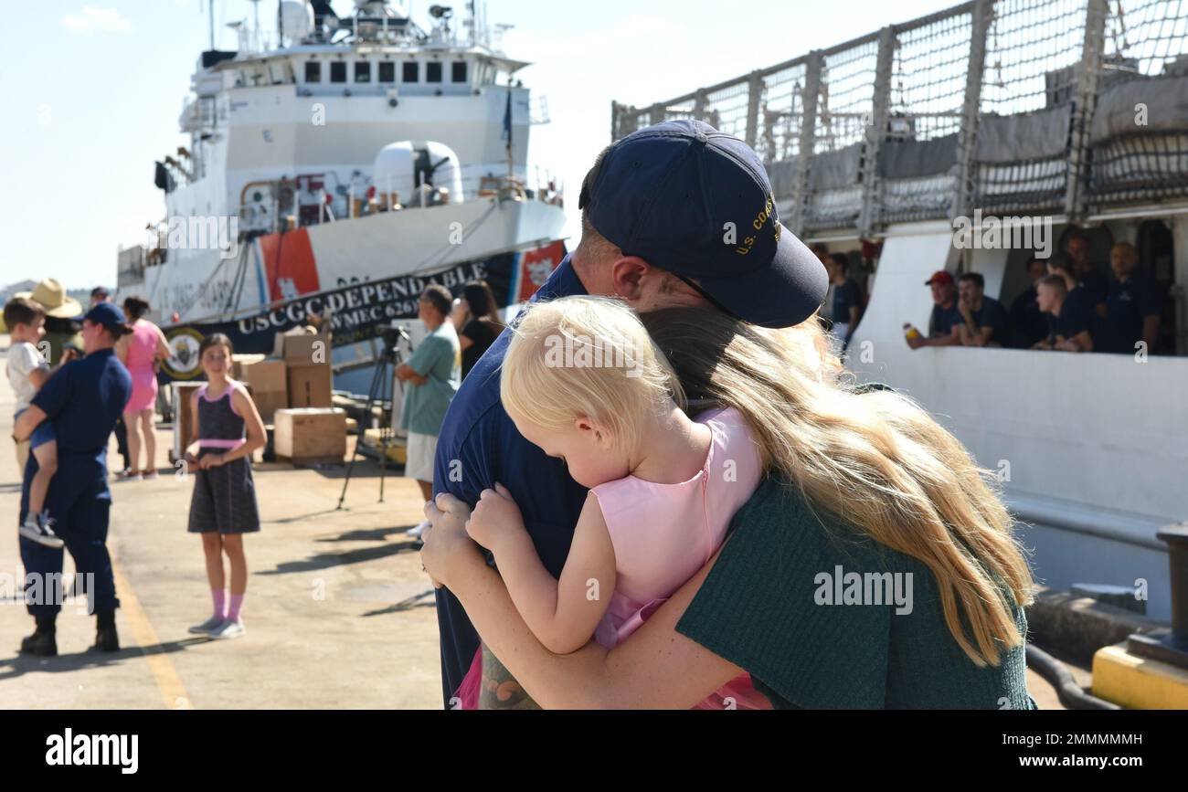 Ein USCGC Legare (WMEC 912) Crew-Mitglied trifft sich am Mittwoch am Pier in Portsmouth, VA. Mit seiner Familie. Legare kehrte nach einer Patrouille von mehr als 15.000 Seemeilen während eines dreimonatigen Einsatzes in der Karibik und im Ostpazifik nach Hause zurück, wo Besatzungsmitglieder US-gebundene Drogen verbotten, Migranten das Leben auf See retteten, Und arbeitete erfolgreich mit der Royal Netherlands Navy, der Belize Coast Guard, den Küstenwachen anderer regionaler Partner, dem US-Zoll- und Grenzschutz, der US-Marine, der US-Luftwaffe und dem USCGC James (WMSL 754) zusammen. Stockfoto