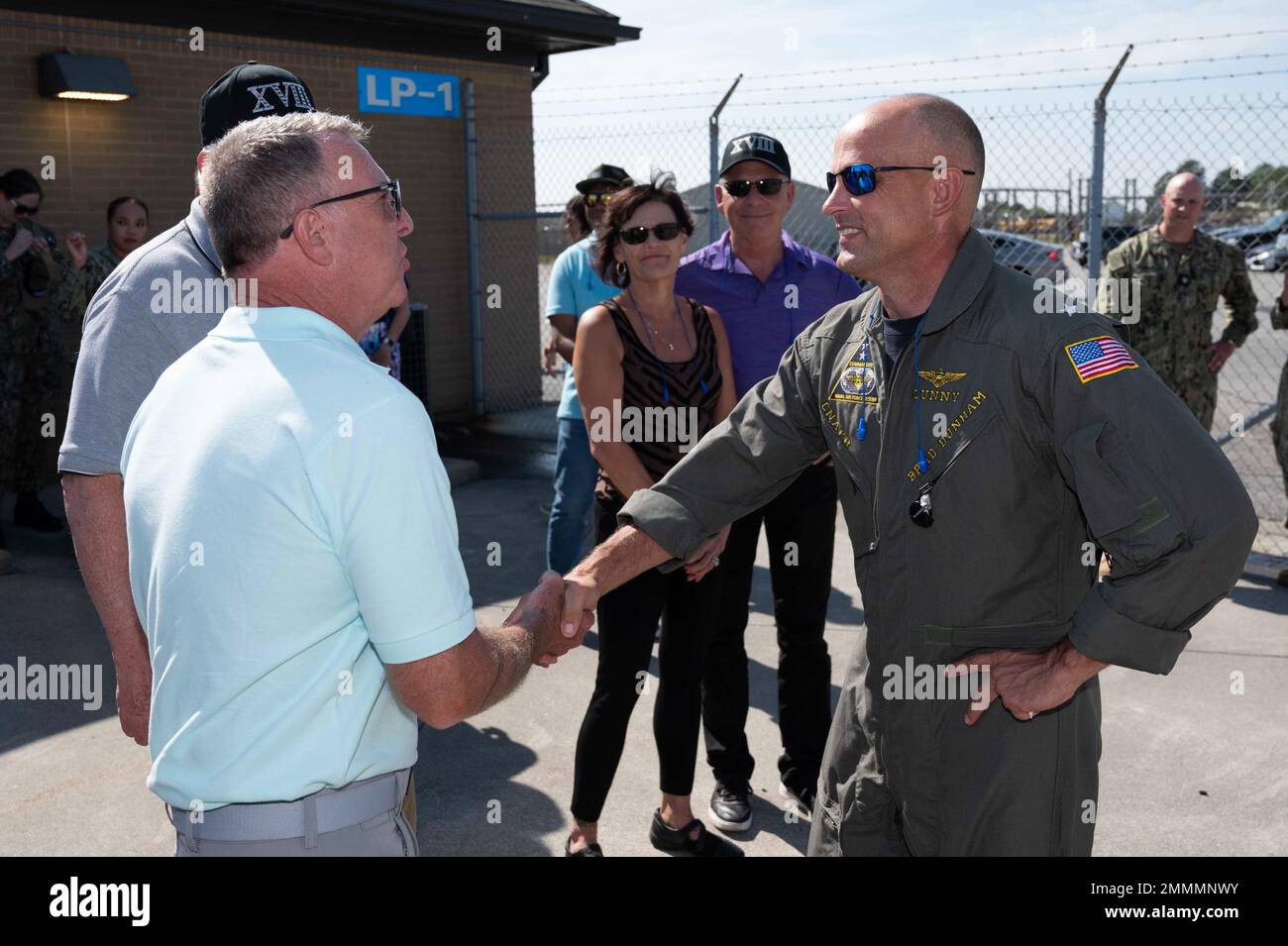 NORFOLK, VA (21. September 2022) – Hinten-Einsatzleiter Brad Dunham, Commander, Navy Air Force Reserve, Right, schüttelt Jim Hashman, einem Teilnehmer der Navy Employer Recognition Event (NERE), am Chambers Airfield in der Naval Station Norfolk, 21. September die Hand. NERE ist eine berufliche Anerkennungsveranstaltung für herausragende zivile Arbeitgeber von Seeleuten der Navy Reserve, die ihre Bürger-Matrosen-Mitarbeiter über die Anforderungen des Uniformed Services Employment and Reemployment Rights Act hinaus außerordentlich unterstützt haben. NERE bietet auch ausgewählten zivilen Arbeitgebern von Navy Reserve Matrosen eine Tanne Stockfoto