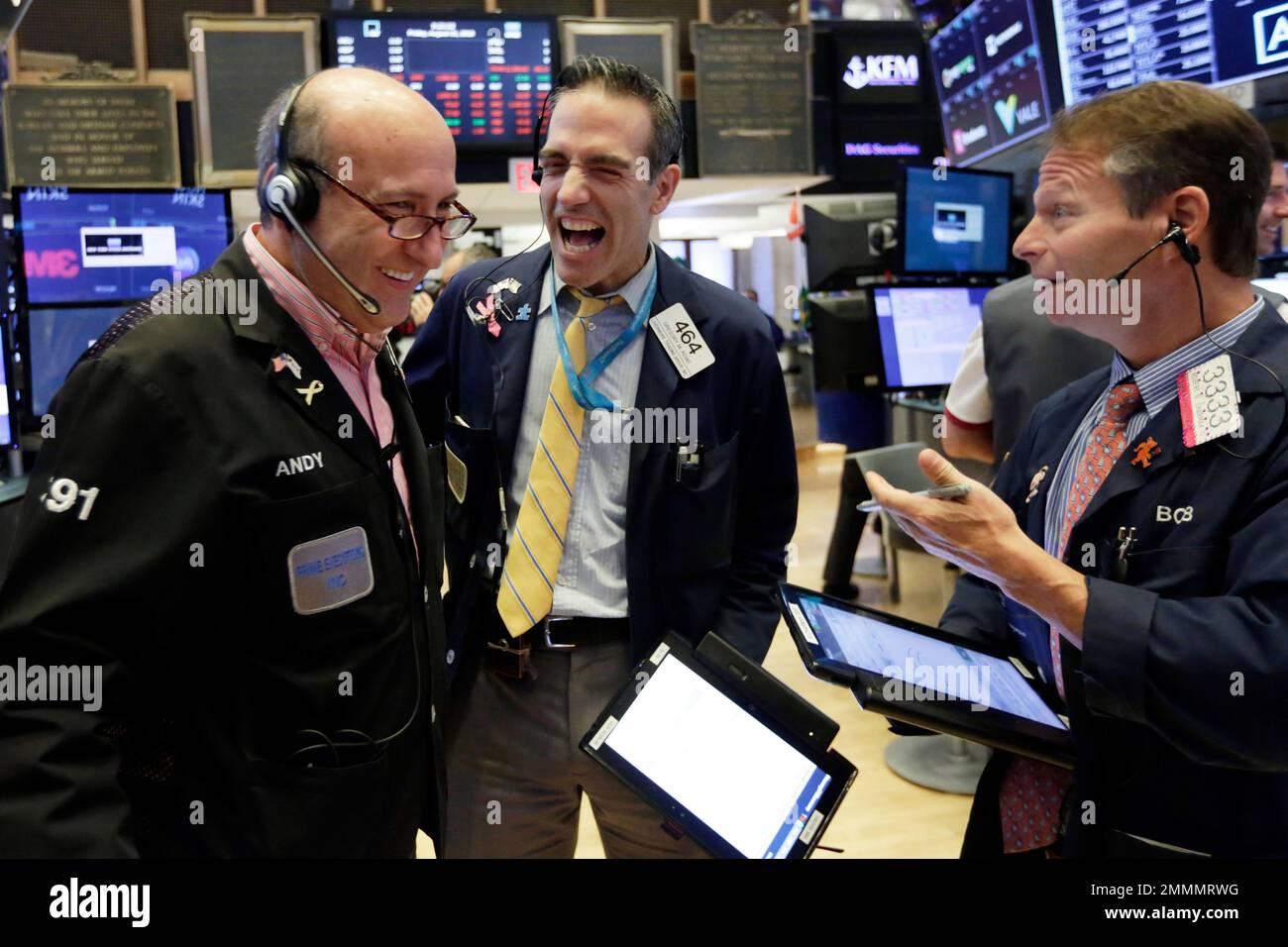 Traders Andrew Silverman, left, Gregory Rowe, center, and Robert Charmak share a laugh as they work on the floor of the New York Stock Exchange, Friday, Aug. 31, 2018. Stocks are opening mostly lower on Wall Street, led by declines in banks and energy companies. (AP Photo/Richard Drew) Stockfoto