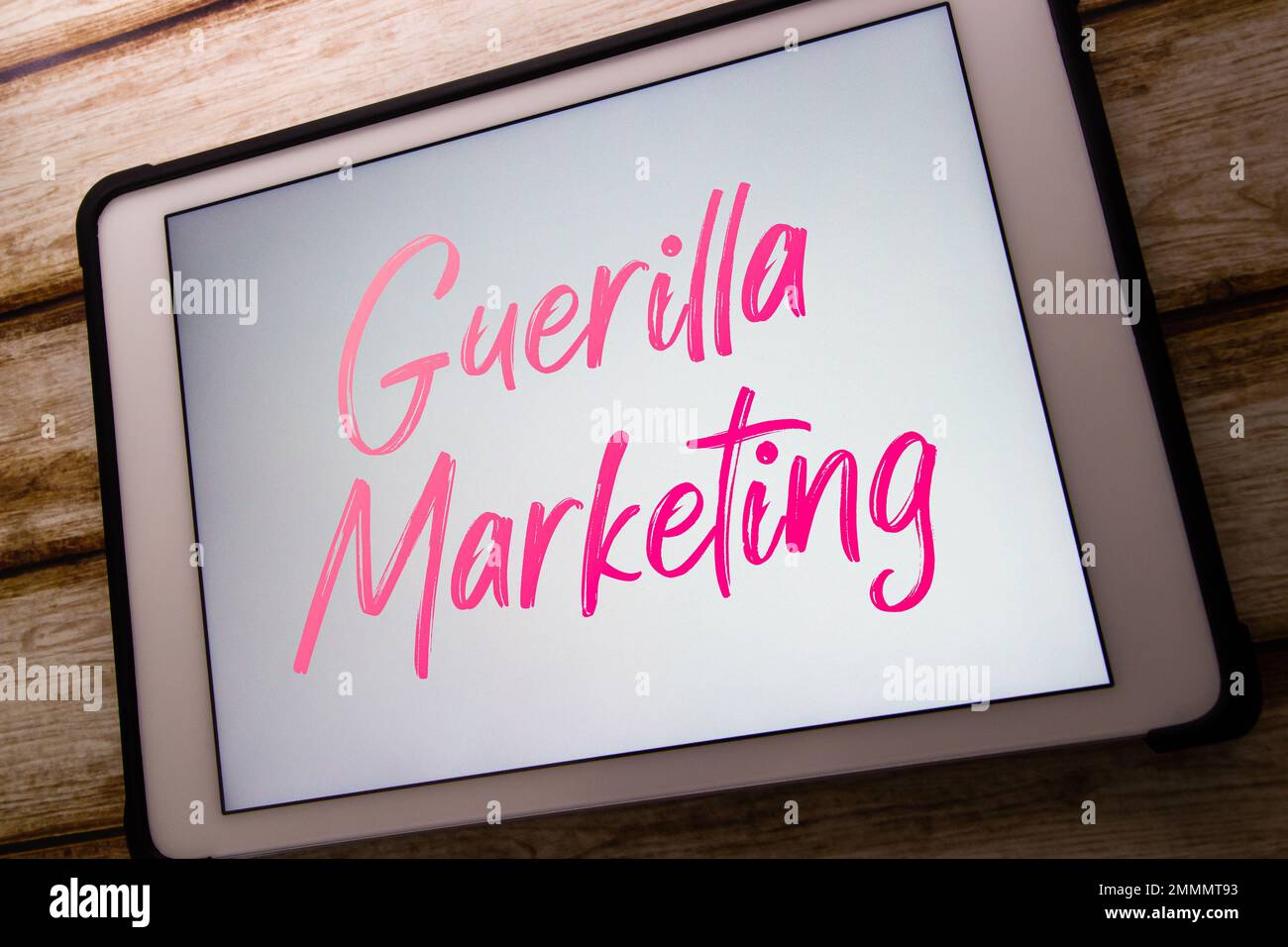 Das Stichwort „Guerrilla Marketing“ wird auf der Tablette angezeigt. Werbestrategie durch überraschende oder unkonventionelle Interaktionen zur Förderung des Produkt- oder Dienstleistungskonzepts Stockfoto