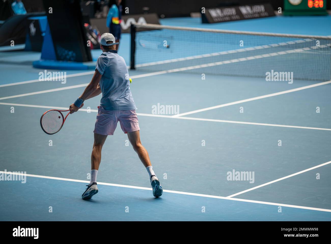 Profisportler, der Tennis auf einem Sportplatz in europa spielt. Stockfoto