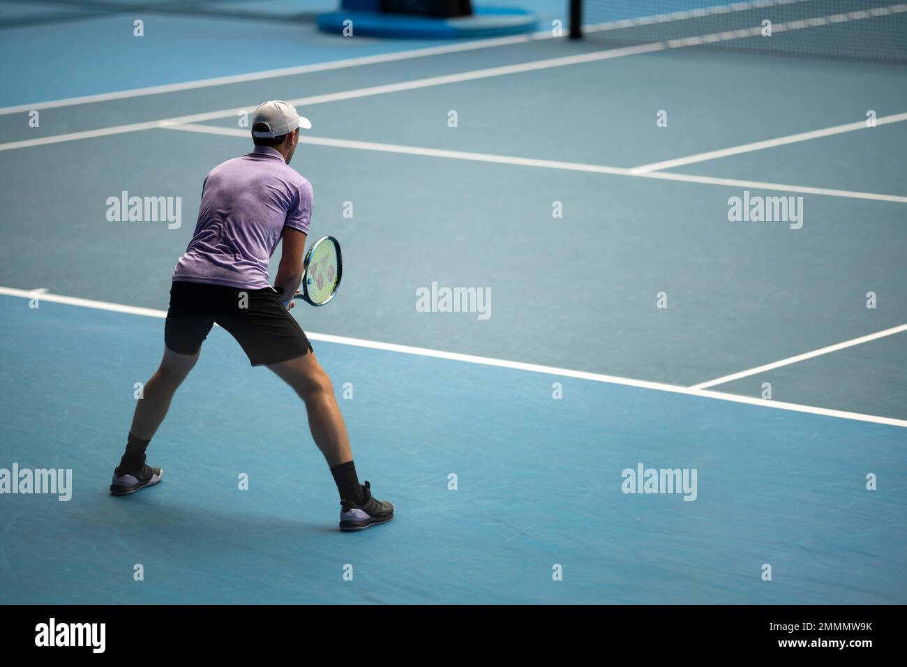 Profisportler, der Tennis auf einem Sportplatz in europa spielt. Stockfoto