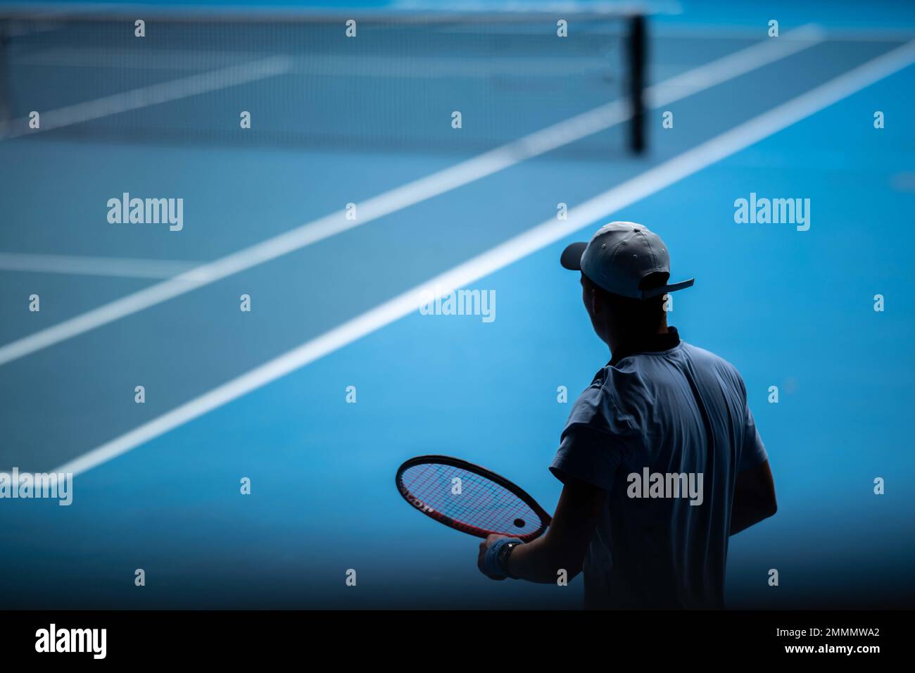 Profisportler, der Tennis auf einem Sportplatz in europa spielt. Stockfoto