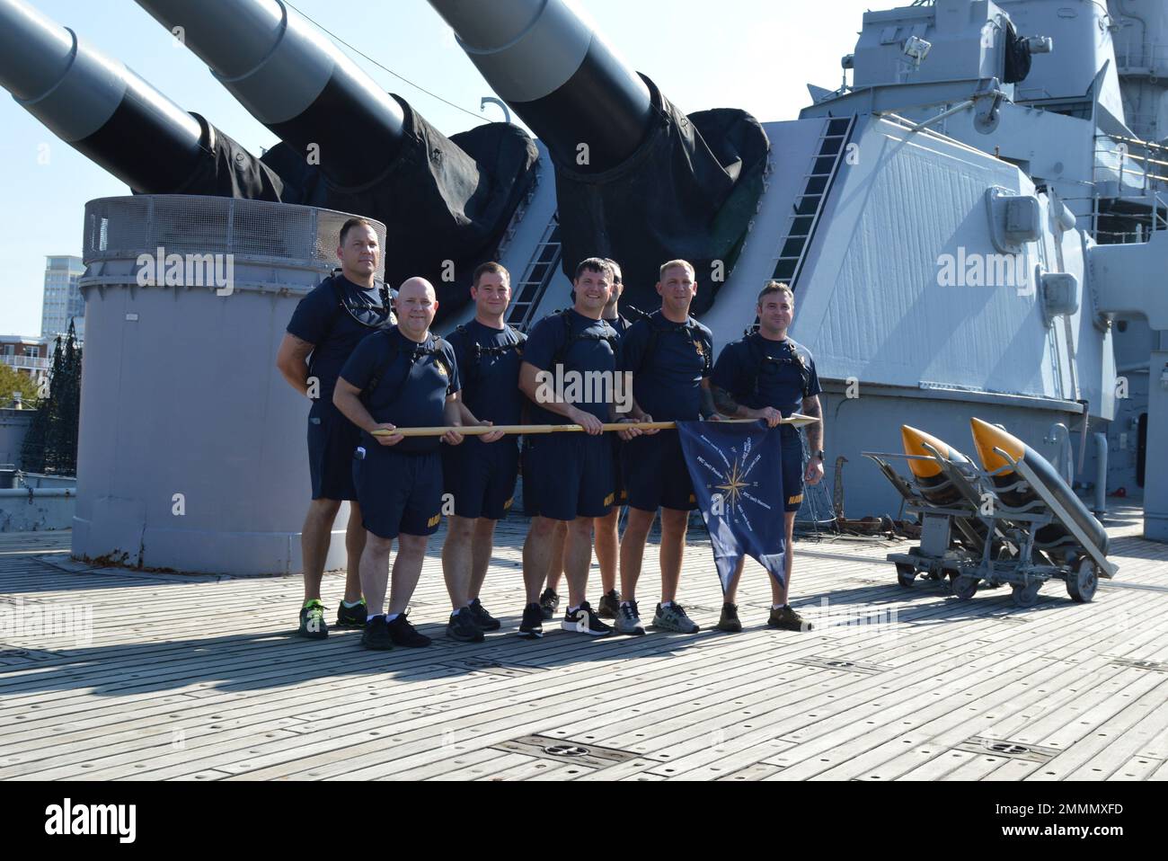 Chief Petty Officer Selekties von der Center for Aviation Technical Training Unit-Norfolk posieren für ein Gruppenfoto an Bord des stillgelegten Schlachtschiffs der Iowa-Klasse USS Wisconsin (BB-64) während der jährlichen Chief Petty Officer Heritage Days 21., die vom Hampton Roads Naval Museum veranstaltet werden. Die Veranstaltung bestand aus Trainingsstationen an Bord des Schlachtschiffs und des Marinemuseums in Norfolk, Virginia, die darauf ausgerichtet waren, den Teilnehmern ein Geschichts- und Kulturerbe-Training zu bieten. Die dreitägige Veranstaltung ist die größte und am längsten laufende Veranstaltung ihrer Art für die Hauptwähler in Virginia und wird von der Marine veranstaltet Stockfoto