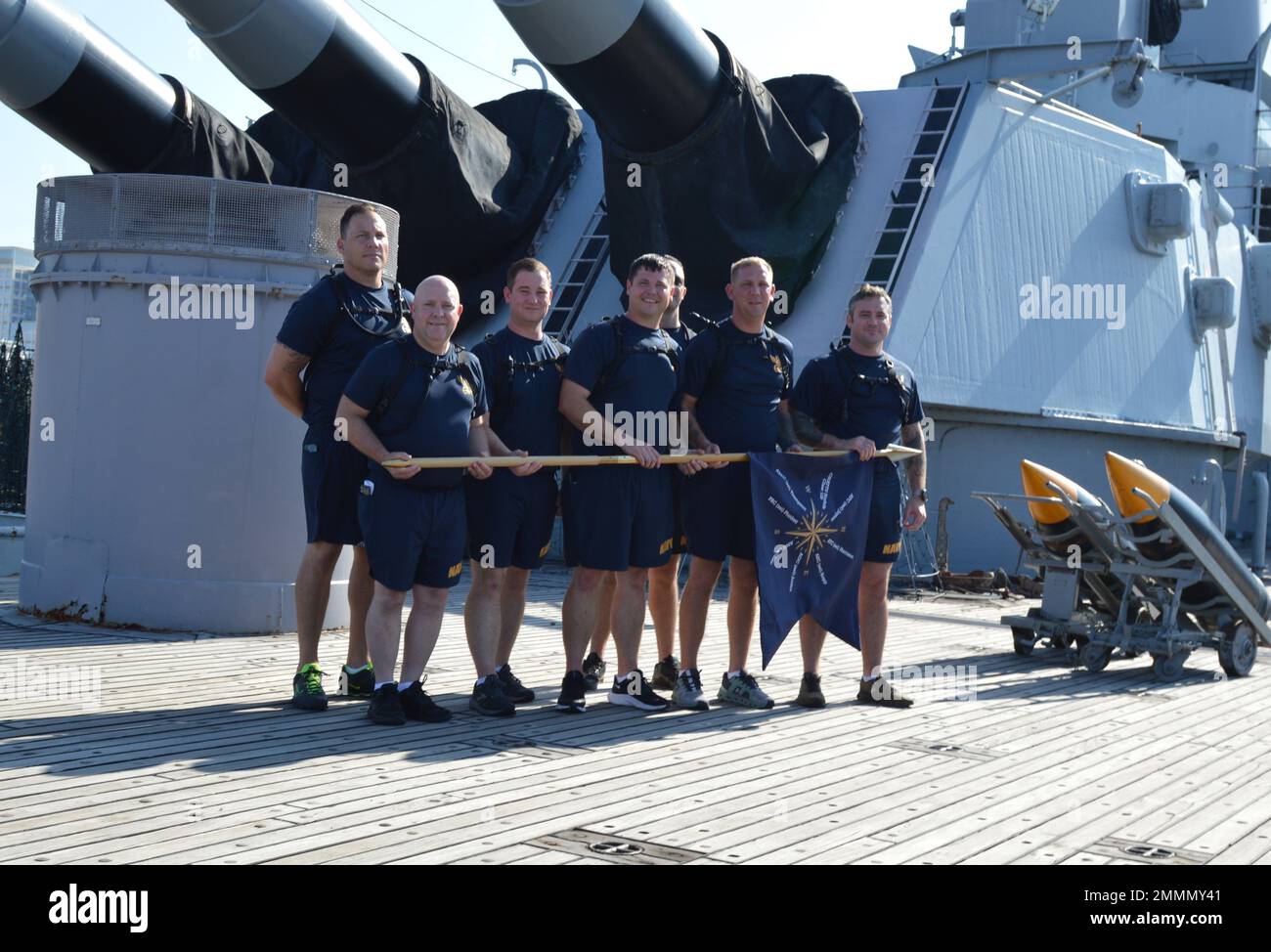 Chief Petty Officer Selekties von der Center for Naval Aviation Technical Training Unit-Norfolk posieren für ein Gruppenfoto an Bord des stillgelegten Schlachtschiffs der Iowa-Klasse USS Wisconsin (BB-64) während der jährlichen Chief Petty Officer Heritage Days 21., die vom Hampton Roads Naval Museum veranstaltet werden. Die Veranstaltung bestand aus Trainingsstationen an Bord des Schlachtschiffs und des Marinemuseums in Norfolk, Virginia, die darauf ausgerichtet waren, den Teilnehmern ein Geschichts- und Kulturerbe-Training zu bieten. Die dreitägige Veranstaltung ist die größte und am längsten laufende Veranstaltung ihrer Art für Hauptwähler in Virginia und wird von der veranstaltet Stockfoto