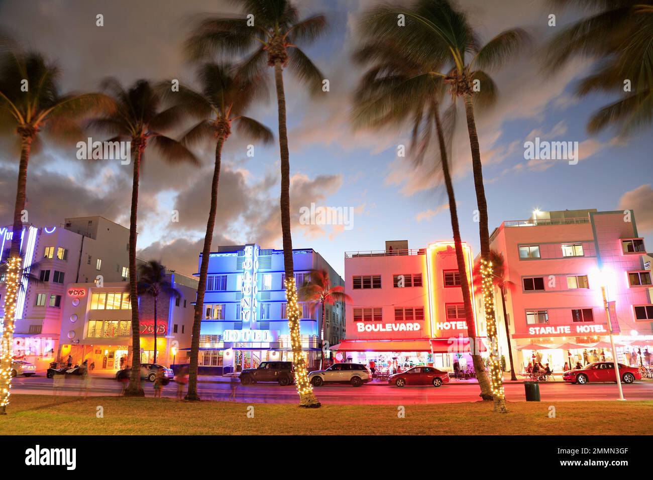 Nachtleben am Ocean Drive, historischem Art déco-Viertel in Miami Beach mit beleuchteten Hotels Stockfoto
