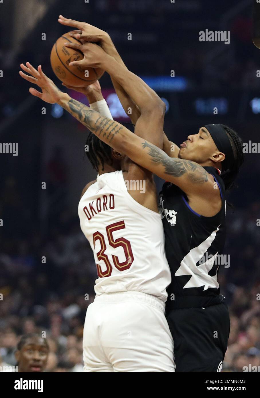Cleveland, Usa. 29. Januar 2023. Cleveland Cavaliers Isaac Okoro (35) wurde während der ersten Halbzeit von Los Angeles Clippers Brandon Boston Jr. (4) beim Rocket Mortgage Fieldhouse in Cleveland, Ohio, am Sonntag, den 29. Januar 2023, verseucht. Foto: Aaron Josefczyk/UPI Credit: UPI/Alamy Live News Stockfoto