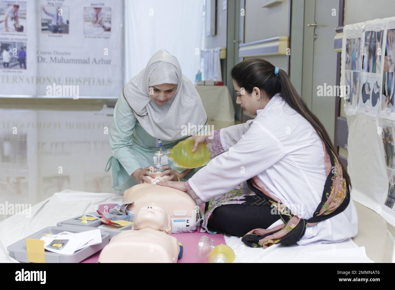 In der Simulation der virtuellen Präsenz in der üben Pflegekräfte, wie eine Puppe des Patienten Sauerstoff verabreicht. Stockfoto