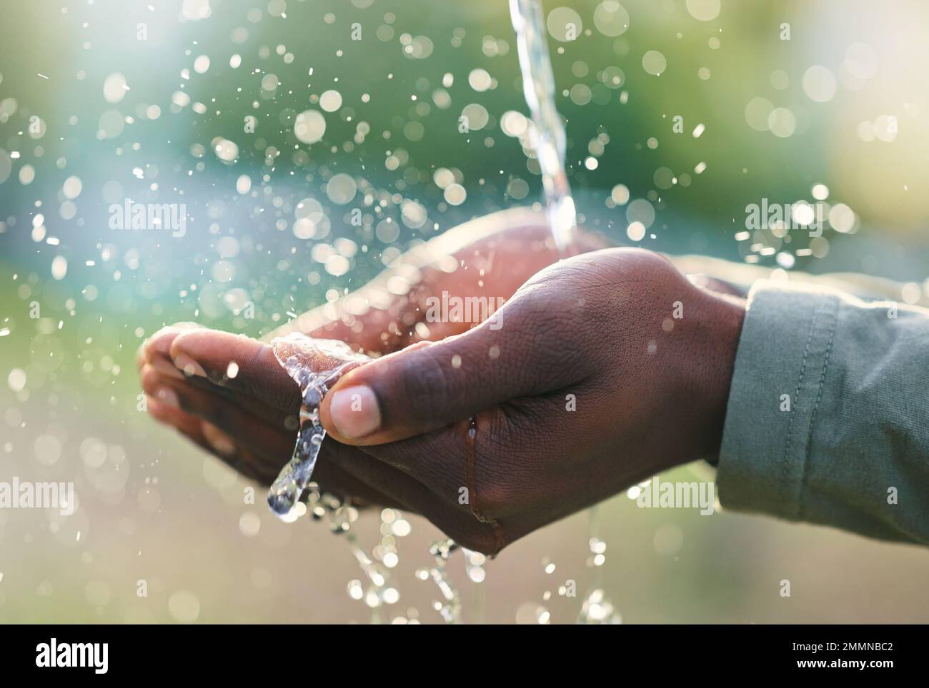 Hände, Spritzer und Mensch mit natürlichem Wasser zum Waschen, Reinigen oder für Körperhygiene im Freien. Natürliche, organische und afrikanische männliche Hand mit Aqua zum Waschen oder Stockfoto