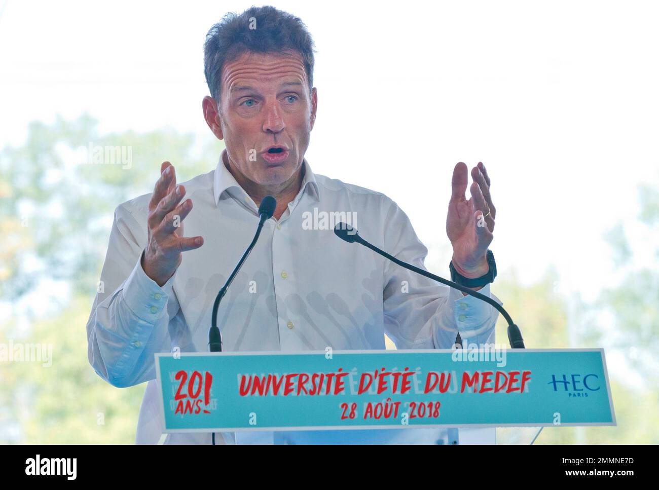 Geoffroy Roux de Bezieux President employer's federation Medef gestures as he speaks during the plenary session of the French employers' federation summer conference in Jouy-en-Josas, south of Paris, France, Tuesday, Aug. 28, 2018. (AP Photo/Michel Euler) Stockfoto