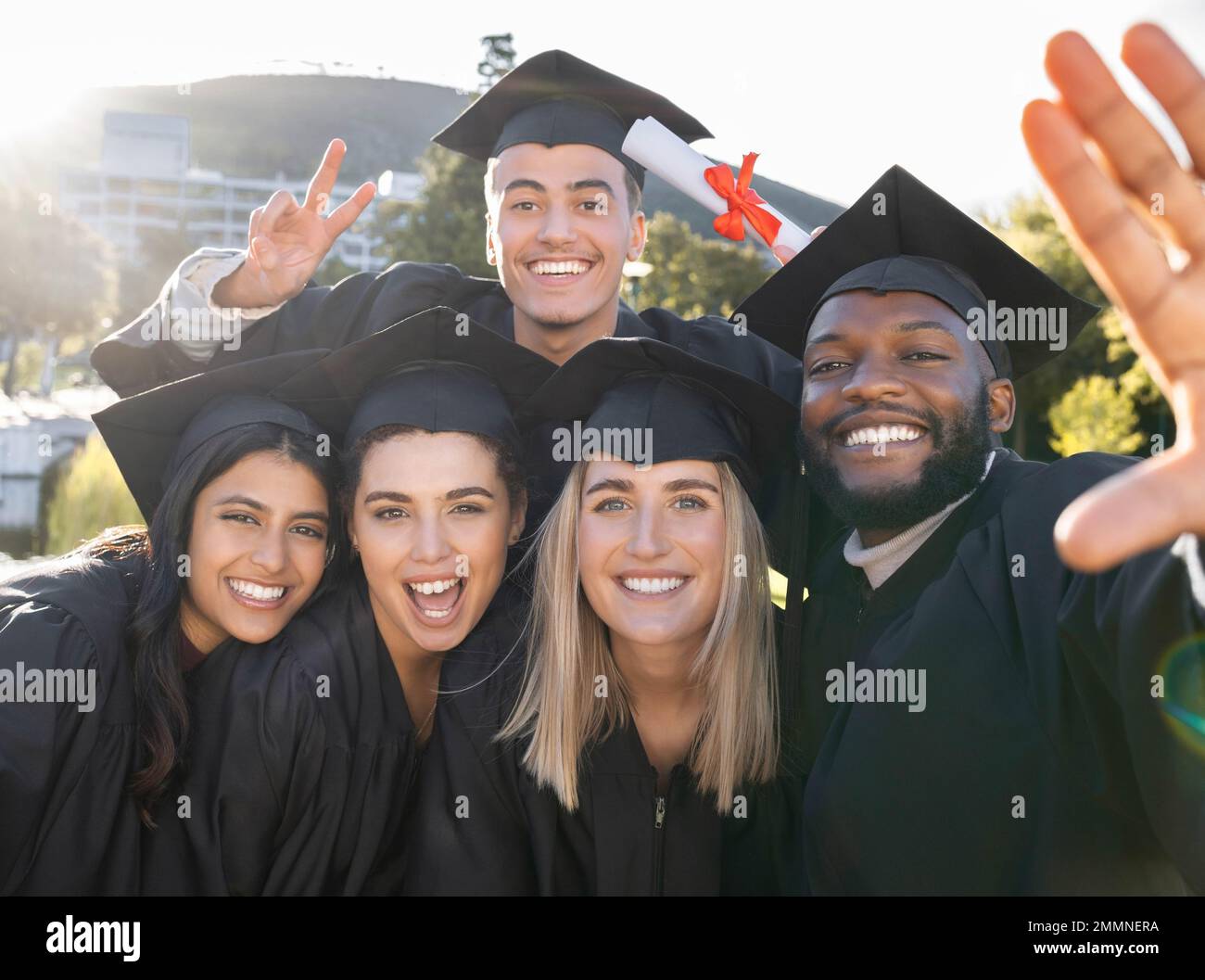 Studierende, Selfie und Outdoor auf dem Campus mit Freude, Stolz und Feier im Sommer. College-Absolventen-Freunde, Universitätsstudenten-Gruppe Stockfoto