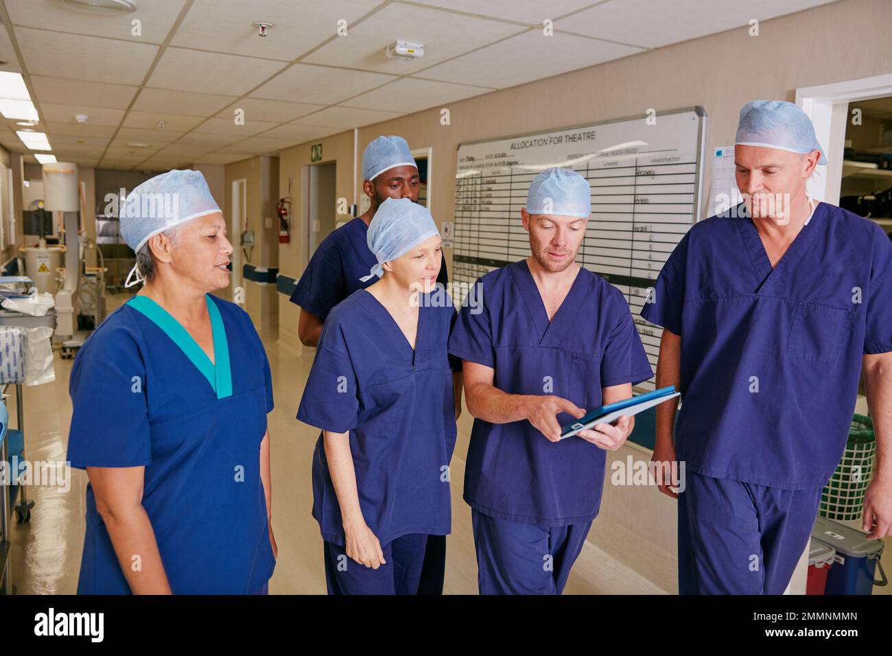 Medizinisches Wissen muss ausgetauscht werden. Ein medizinisches Team, das in einem Krankenhaus steht. Stockfoto