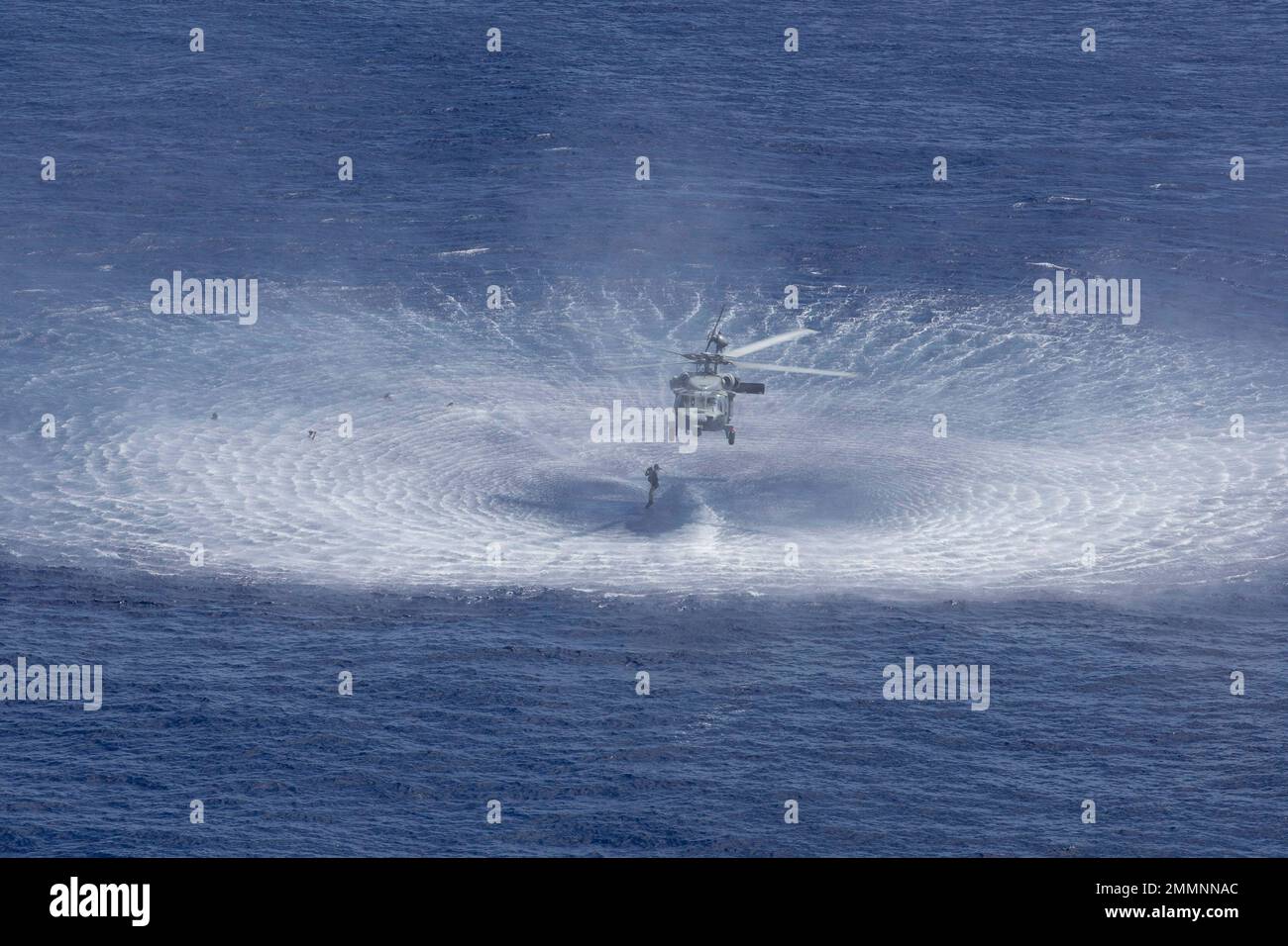 220922-N-XN177-1816 PHILIPPINISCHES MEER (SEPT 22, 2022) – Ein Marineflieger springt von einem MH-60s Sea Hawk Hubschrauber, der dem Helicopter Sea Combat Squadron (HSC) 23 während einer Such- und Rettungsschwimmer-Trainingsentwicklung (SAR) zugewiesen wurde, am 22. September 2022. HSC-23 wird an Bord des amphibischen Angriffsträgers USS Tripoli (LHA 7) an Bord genommen. Tripolis ist im Einsatzgebiet der US-Flotte von 7. tätig, um die Interoperabilität mit Verbündeten und Partnern zu verbessern und als einsatzbereite Einsatztruppe für den Frieden und die Stabilität in der Region Indo-Pazifik zu dienen. Stockfoto