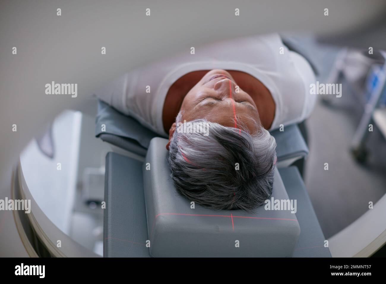 Der erste Schritt zu einer richtigen Diagnose. Eine Seniorin, die kurz vor einem MRT steht. Stockfoto