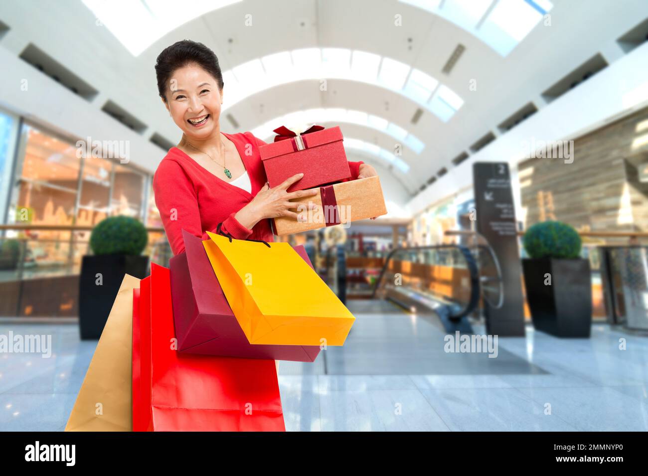 Frauen mittleren Alters und alte Frauen mit Einkaufstaschen Stockfoto