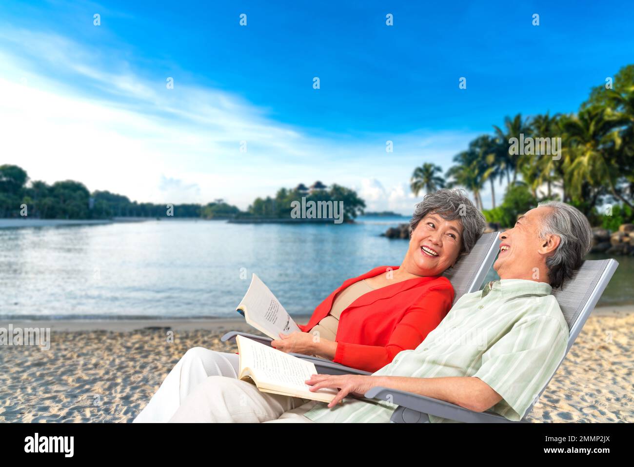 Gerne älteres Ehepaar sitzt auf einem Liegestuhl Stockfoto