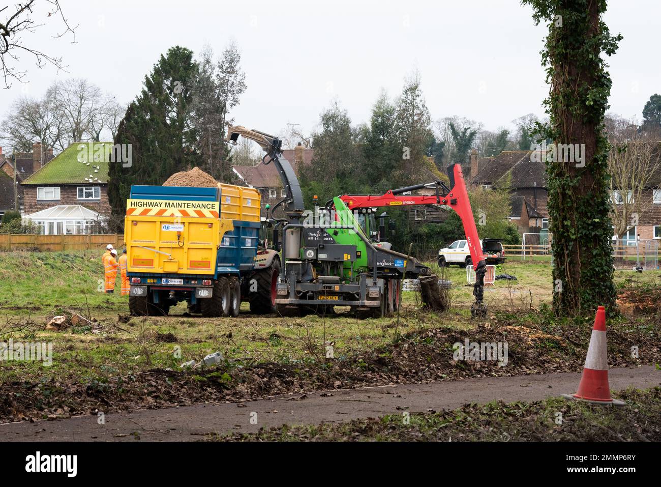 Hartwell, Aylesbury, Großbritannien. Januar 29. 2023. A413 Straßensperrung und massenhaftes Fällen von Bäumen durch HS2 Ltd. Bauunternehmer auf HS2 Land neben einem beliebten, gut genutzten öffentlichen Pfad und Radweg. HS2 gerichtliche Anordnung wegen Zäunung. HS2 Bauunternehmer mit Kettensägen schneiden die Basis von Bäumen, während Hydraulikbagger mit Greifern beim Fällen geholfen haben. Autofahrer waren verwirrt und als sie Barrieren sahen, die die Hauptstraße blockieren, mussten sie gefährliche 3-Punkte-Kurven in der Nähe einer engen Kurve beim Bugle Horn Pub machen. Kredit: Stephen Bell/Alamy Live News Stockfoto