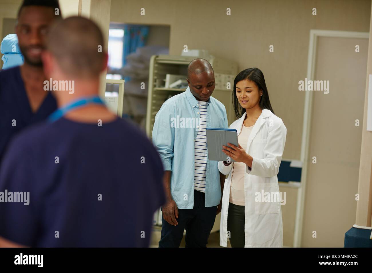 Patienten und Ärzte nutzen das Internet für Gesundheitsinformationen. Ein Arzt, der in einem Krankenhaus arbeitet. Stockfoto