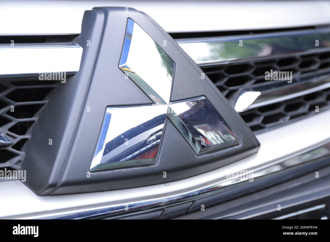 Mitsubishi Logo auf einem Auto Stockfoto