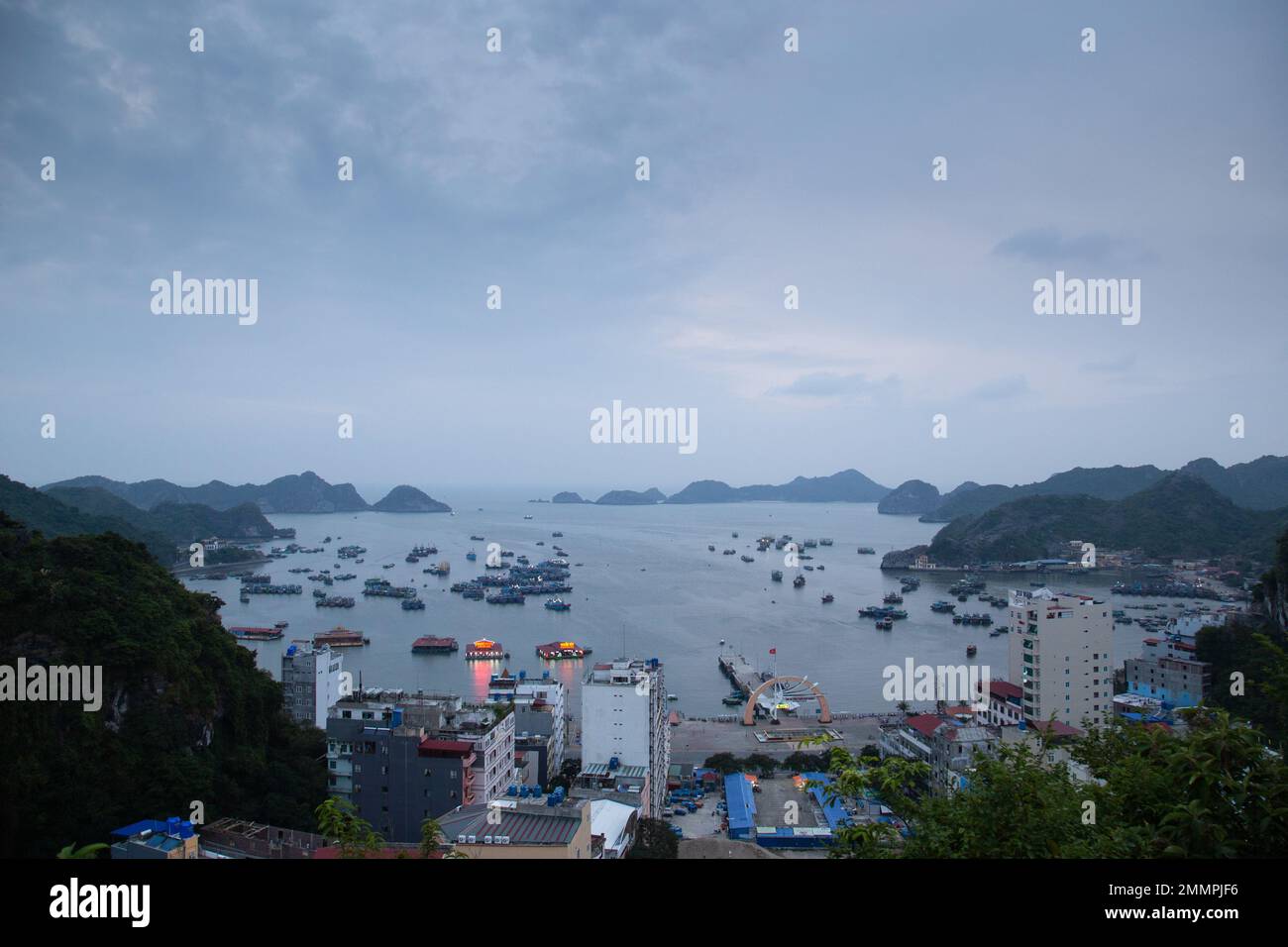 CAT Ba Insel und Cat Ba Stadt - Landschaft . Ha Long Bay, Vietnam Stockfoto