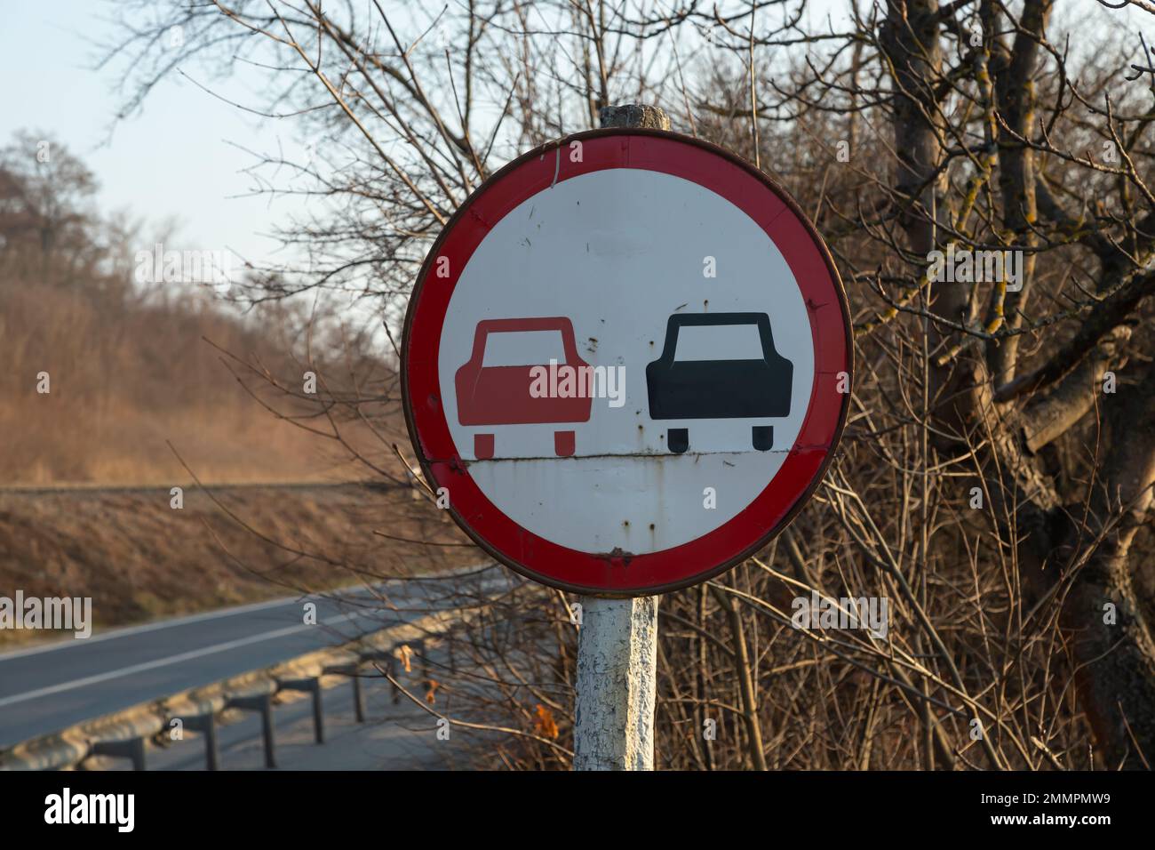 Nicht überholen. Verboten, unter Angabe voraus. Runde rote Verkehrsschild. Stockfoto