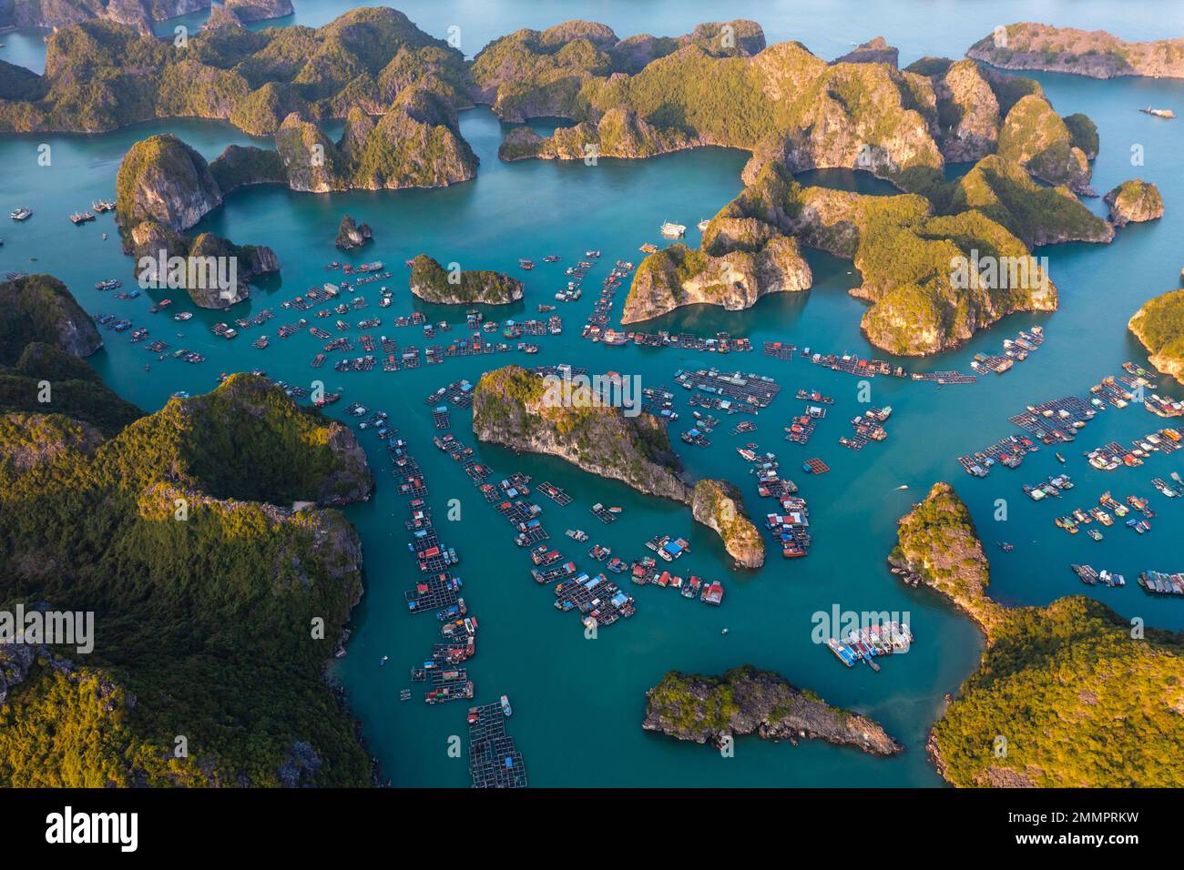 Luftaufnahme der Bucht von Lan Ha in der Bucht von Ha Long, UNESCO-Region. Die Lan Ha Bay besteht aus rund 300 Karstinseln und Kalksteinfelsen und befindet sich im Süden Stockfoto