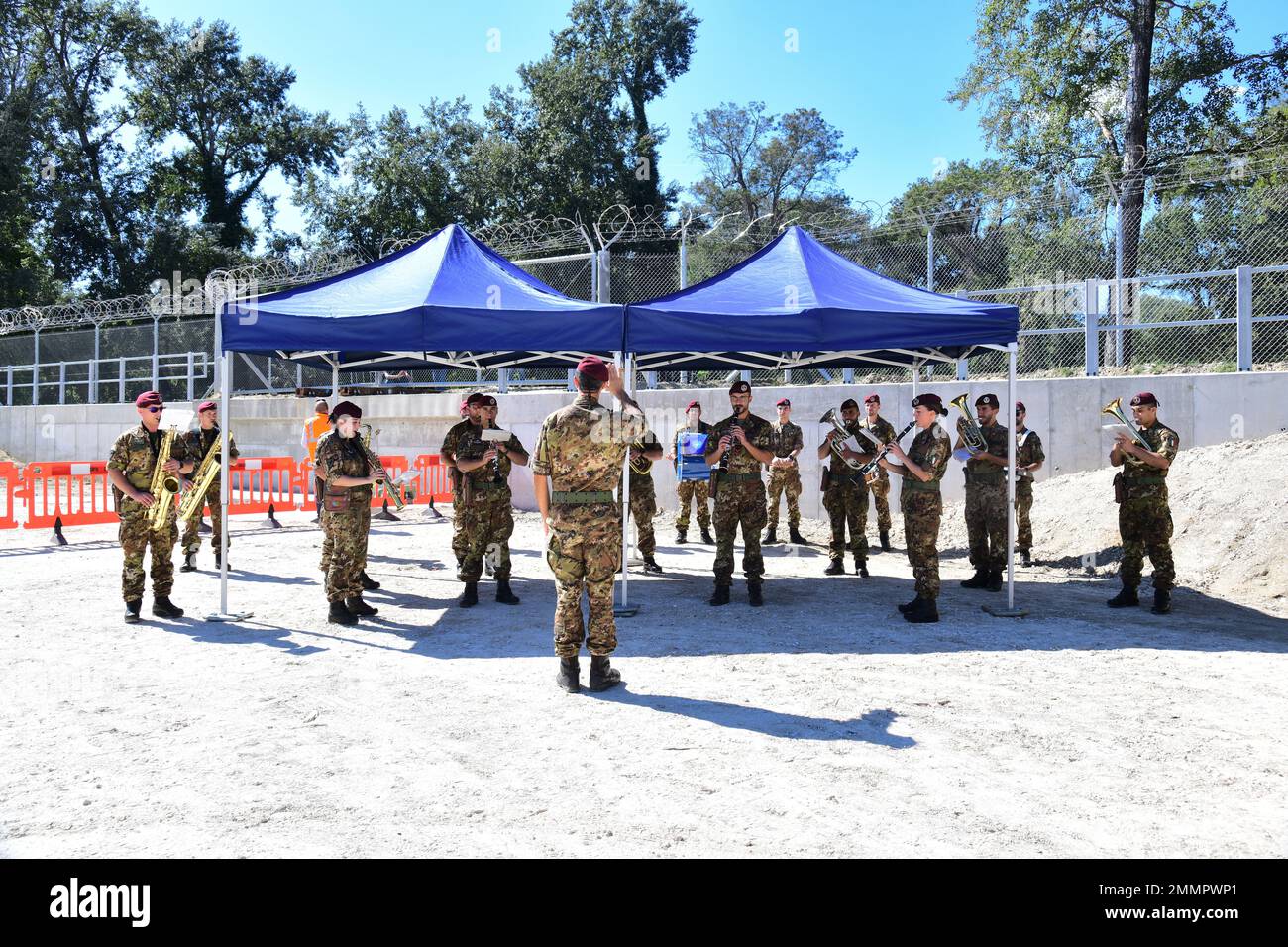 Die Band der Folgore Brigade führt die amerikanischen und italienischen Nationalhymnen während der Bandschneidezeremonie der Drehbrücke über den Navicelli-Kanal im Camp Darby, Pisa Munitionslager, Italien, am 22. September 2022 auf. Das Camp Darby feiert den Abschluss eines $42 Millionen-Millionen-Projekts zur Modernisierung der Infrastruktur, das eine Eisenbahnbrücke über den Navicelli-Kanal, eine Modernisierung der Kanaldocks und eine sichere Zone zum Be- und Entladen von Munitionsgut umfasst. Das von der US-Regierung finanzierte Projekt ist ein wichtiges strategisches Projekt und trägt zur Verbesserung der Sicherheit am Standort bei. Stockfoto