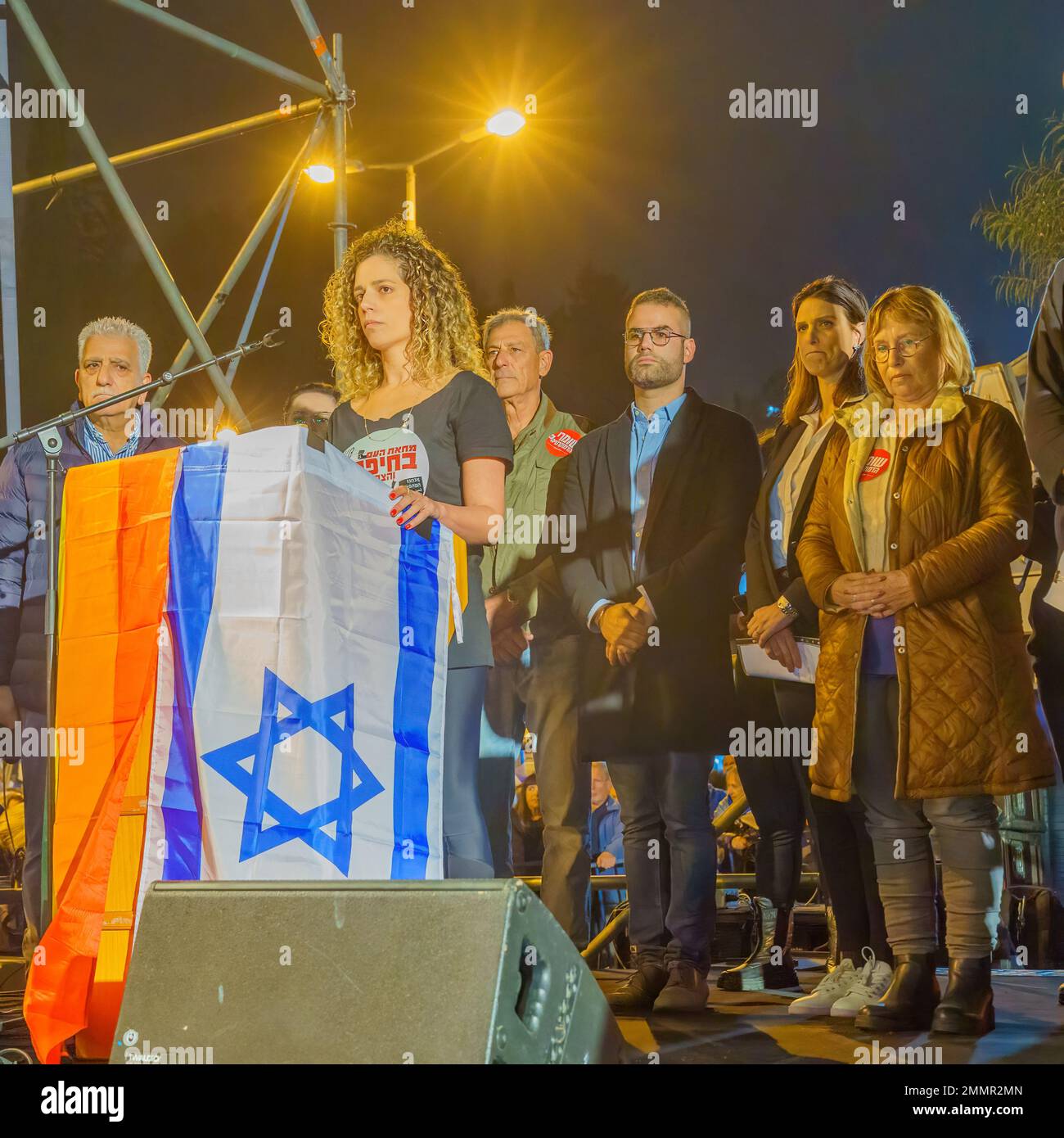 Haifa, Israel - 28. Januar 2023: Schweigeminute für Terroropfer, Teil einer Demonstration aus Protest gegen die Pläne der neuen Regierung, cl Stockfoto