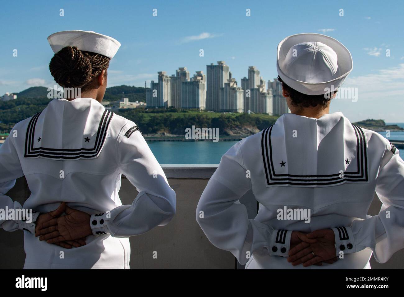 220923-N-RC359-1358 BUSAN, Republik Korea (23. September 2022) Electrician's Mate 3. Class Katelyn Kangas, Left, from Fairbanks, Alaska, and Logistics Specialist Seaman Diamond Perez, from New York, an Bord der USA USS Ronald Reagan (CVN 76), der einzige vorausgesetzte Flugzeugträger der Navy, während das Schiff für einen routinemäßigen Hafenbesuch nach Busan, Republik Korea, fährt. Ronald Reagan, das Flaggschiff der Carrier Strike Group 5, stellt eine kampfbereite Truppe bereit, die die Vereinigten Staaten schützt und verteidigt und Bündnisse, Partnerschaften und kollektive maritime Interessen im Indo-Pazifik unterstützt Stockfoto