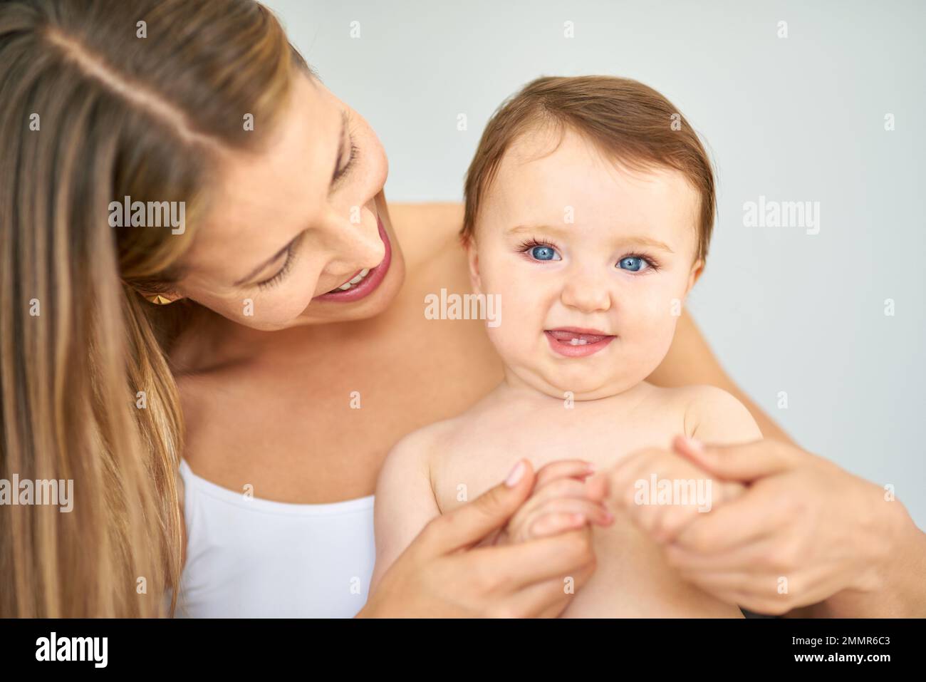 Die Liebe von Müttern ist das Beste von allem. Eine Mutter, die sich mit ihrem süßen Mädchen verbindet. Stockfoto