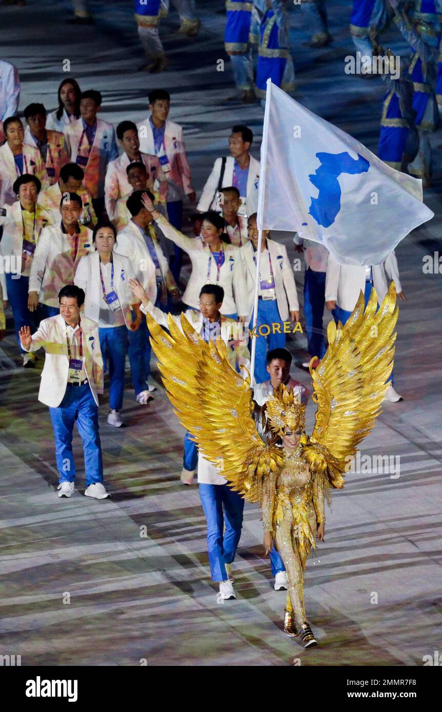 The combined Koreas flag bearer's march into the Gelora Bung Karno Stadium during the opening ceremony for the 18th Asian Games , Jakarta, Indonesia, Saturday, Aug. 18, 2018. (AP Photo/Aaron Favila) Stockfoto