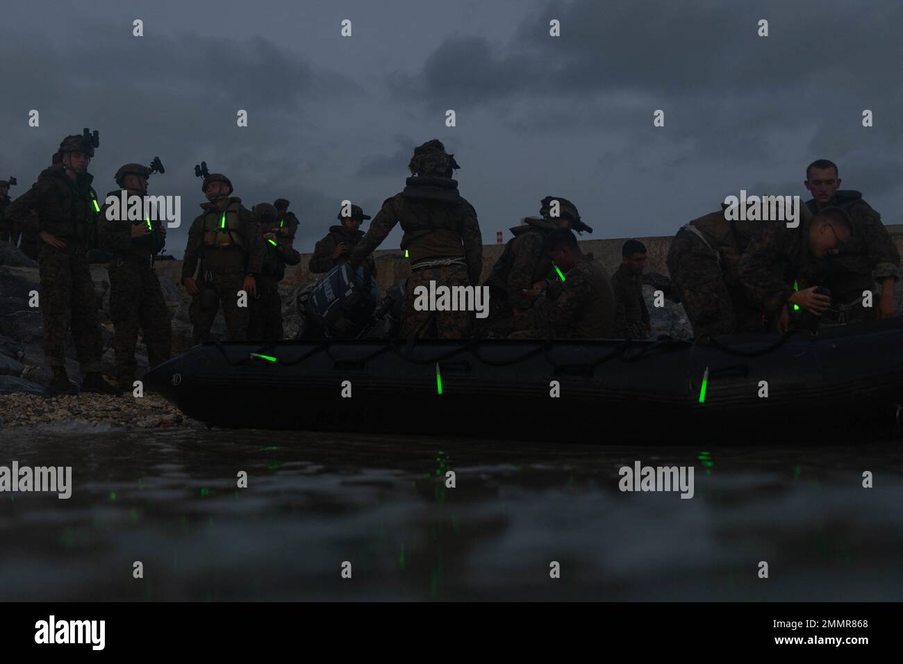 USA Marines mit 1. Bataillon, 2. Marineregiment, an Bord von Gummi-Kampfschiffen in Kin Red Harbor, Okinawa, Japan, 22. September 2022. Marines von III Marine Expeditionary Operation Training Group Amphibienraids Branch entwarf ein kleines Manöver-Trainingspaket für 1. Milliarden, 2. Marines, um sich auf zukünftige Operationen in kleinsprachigen Umgebungen vorzubereiten. 1. Mrd. EUR, 2. Marines, werden im Rahmen des Einsatzprogramms für Einheiten nach III MEF entsandt. Stockfoto